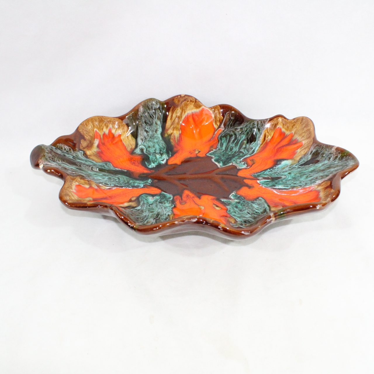 Coupe en forme de de feuille en céramique emmaillée Vallauris Très bon état - 17,50 € Coupe en forme de de feuille en céramique emmaillée Vallauris Très bon état reconditionné disponible sur Label Emmaüs
