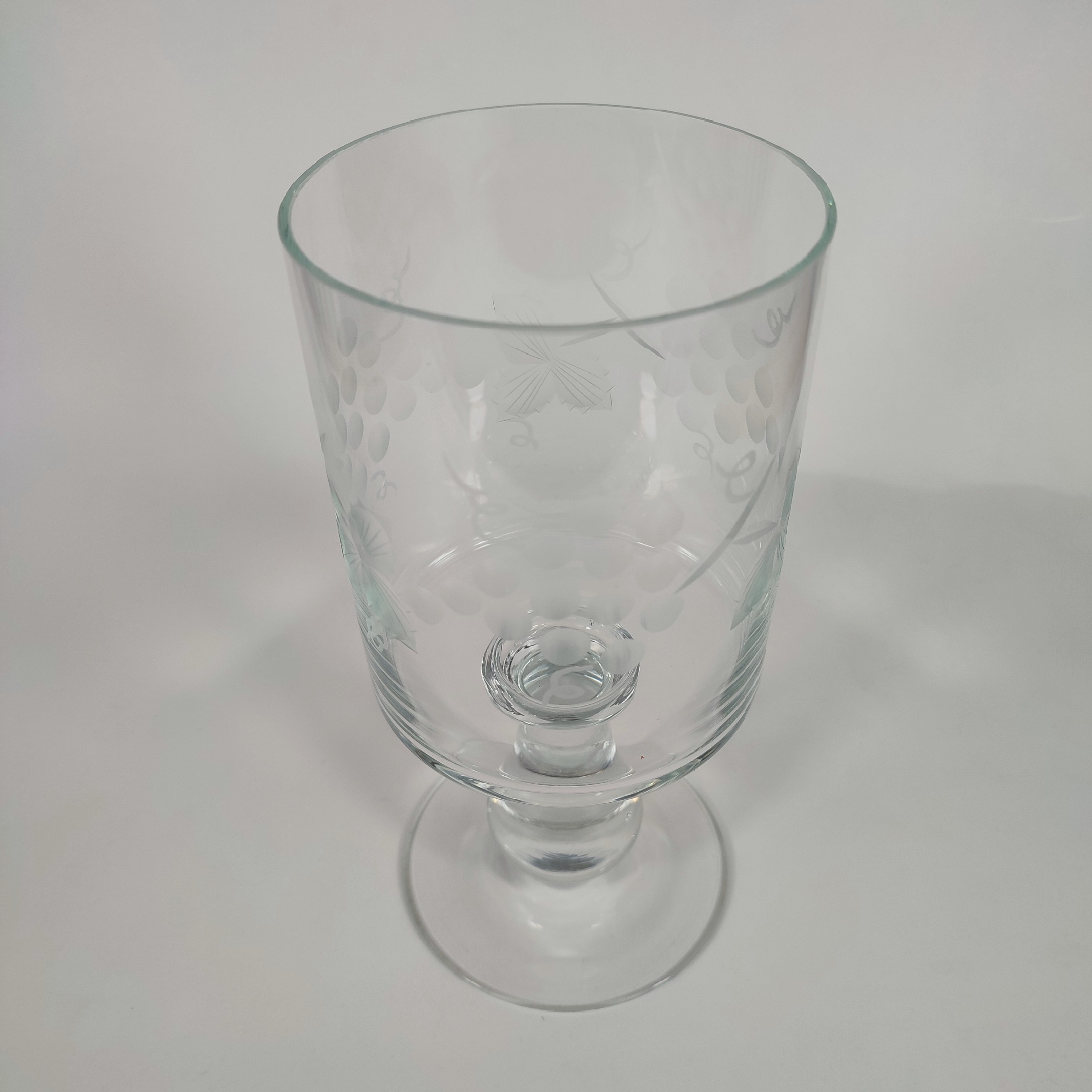 Voir photo 2 de Coupe sur pied en forme de verre à vin - décor gravé grappes de raisin Coupe sur pied en forme de verre à vin - décor gravé grappes de raisin Bon état reconditionné photo 2