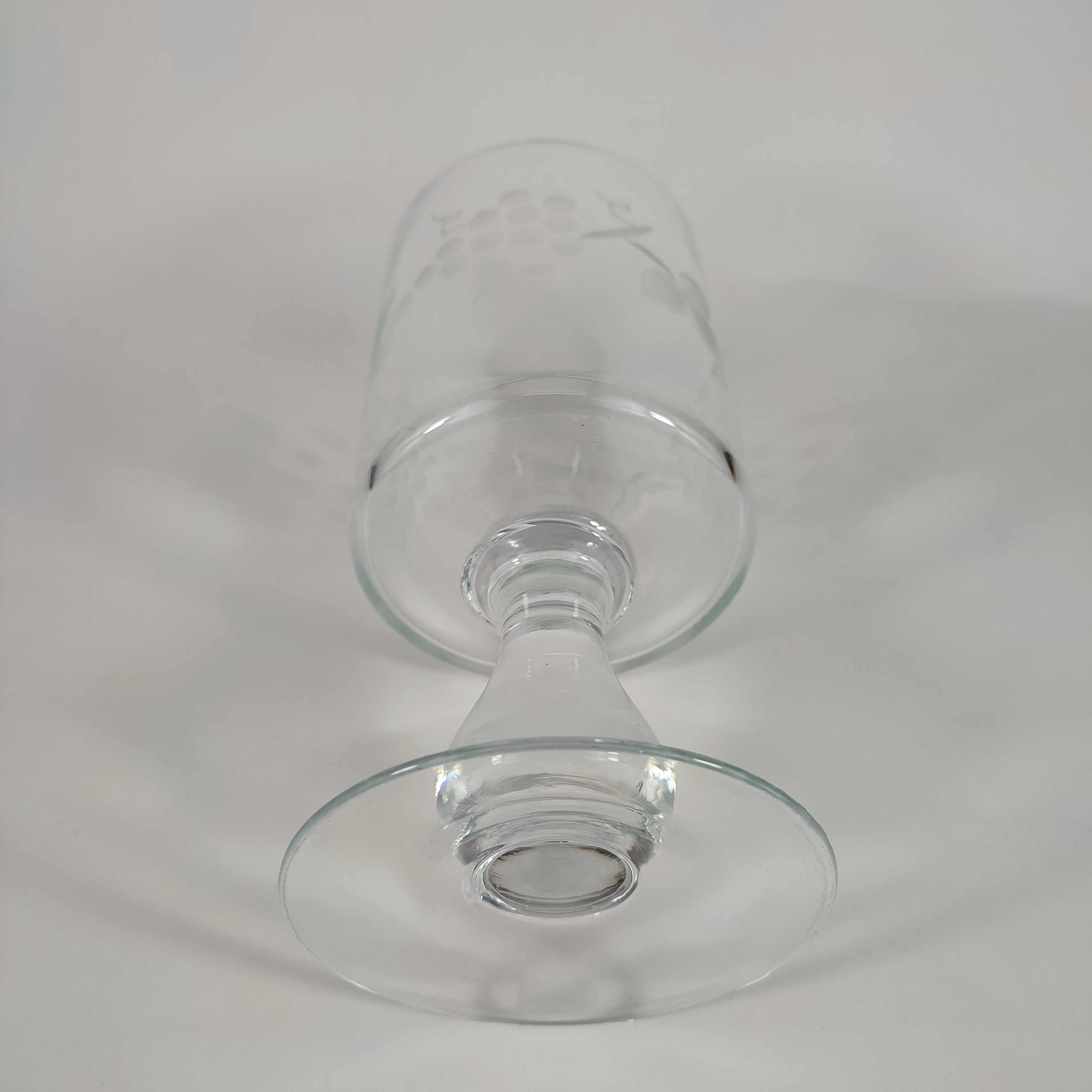Voir photo 3 de Coupe sur pied en forme de verre à vin - décor gravé grappes de raisin Coupe sur pied en forme de verre à vin - décor gravé grappes de raisin Bon état reconditionné photo 3