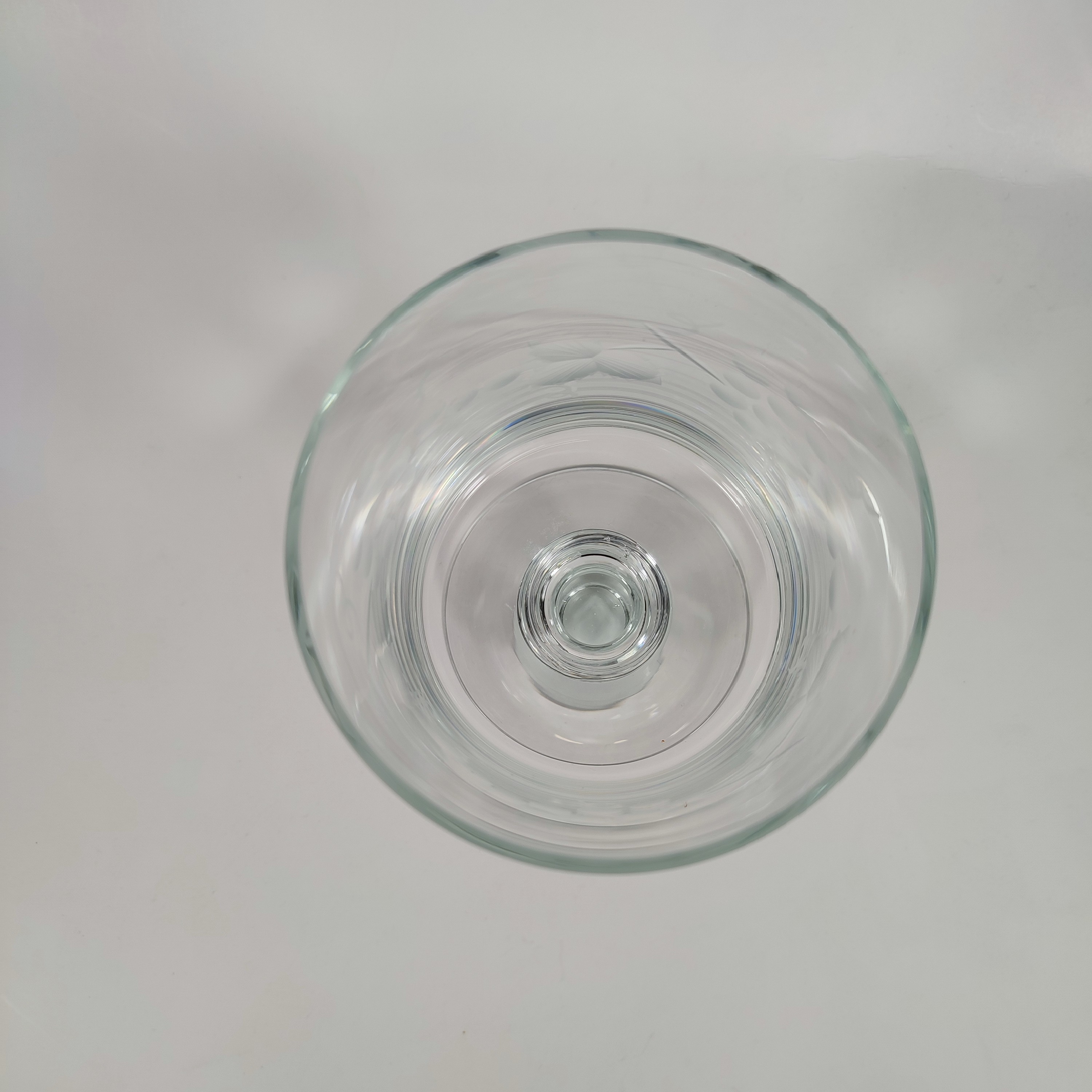 Voir photo 4 de Coupe sur pied en forme de verre à vin - décor gravé grappes de raisin Coupe sur pied en forme de verre à vin - décor gravé grappes de raisin Bon état reconditionné photo 4