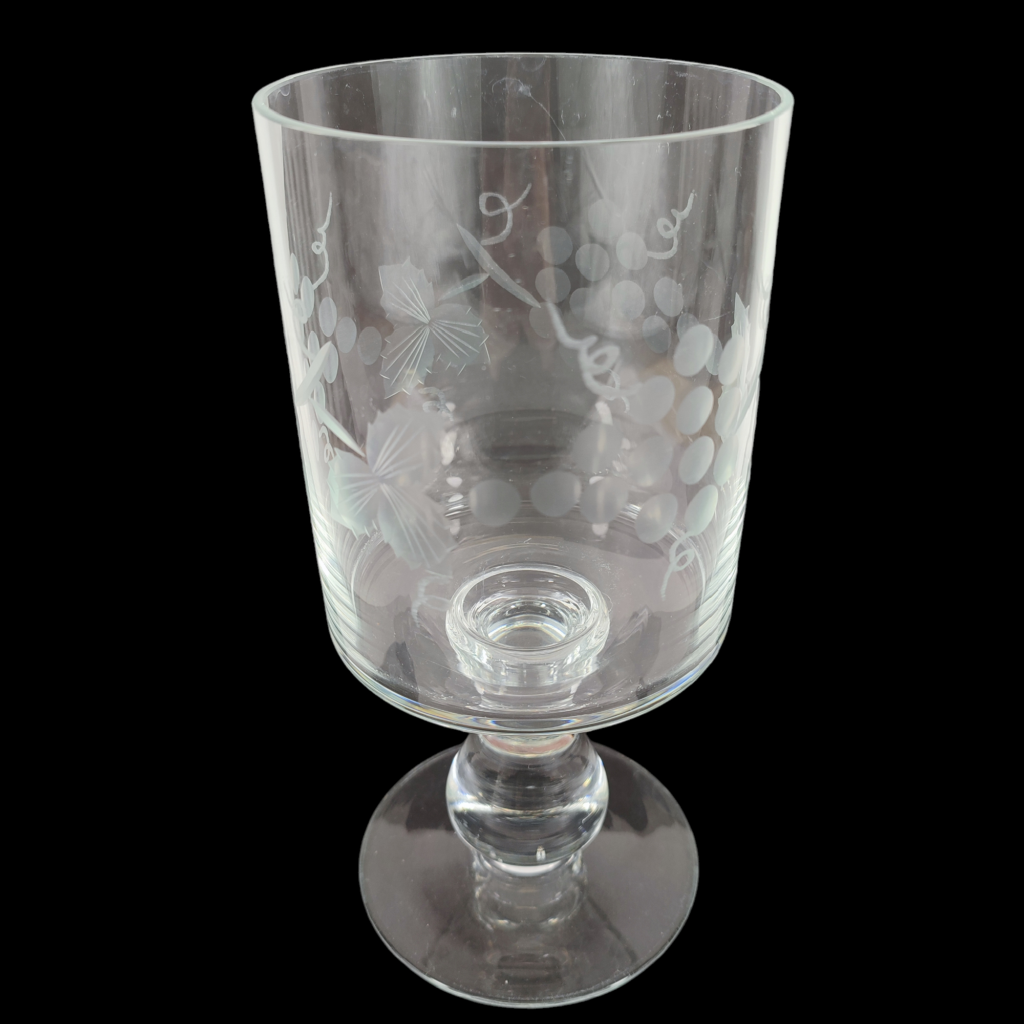 Voir photo 6 de Coupe sur pied en forme de verre à vin - décor gravé grappes de raisin Coupe sur pied en forme de verre à vin - décor gravé grappes de raisin Bon état reconditionné photo 6
