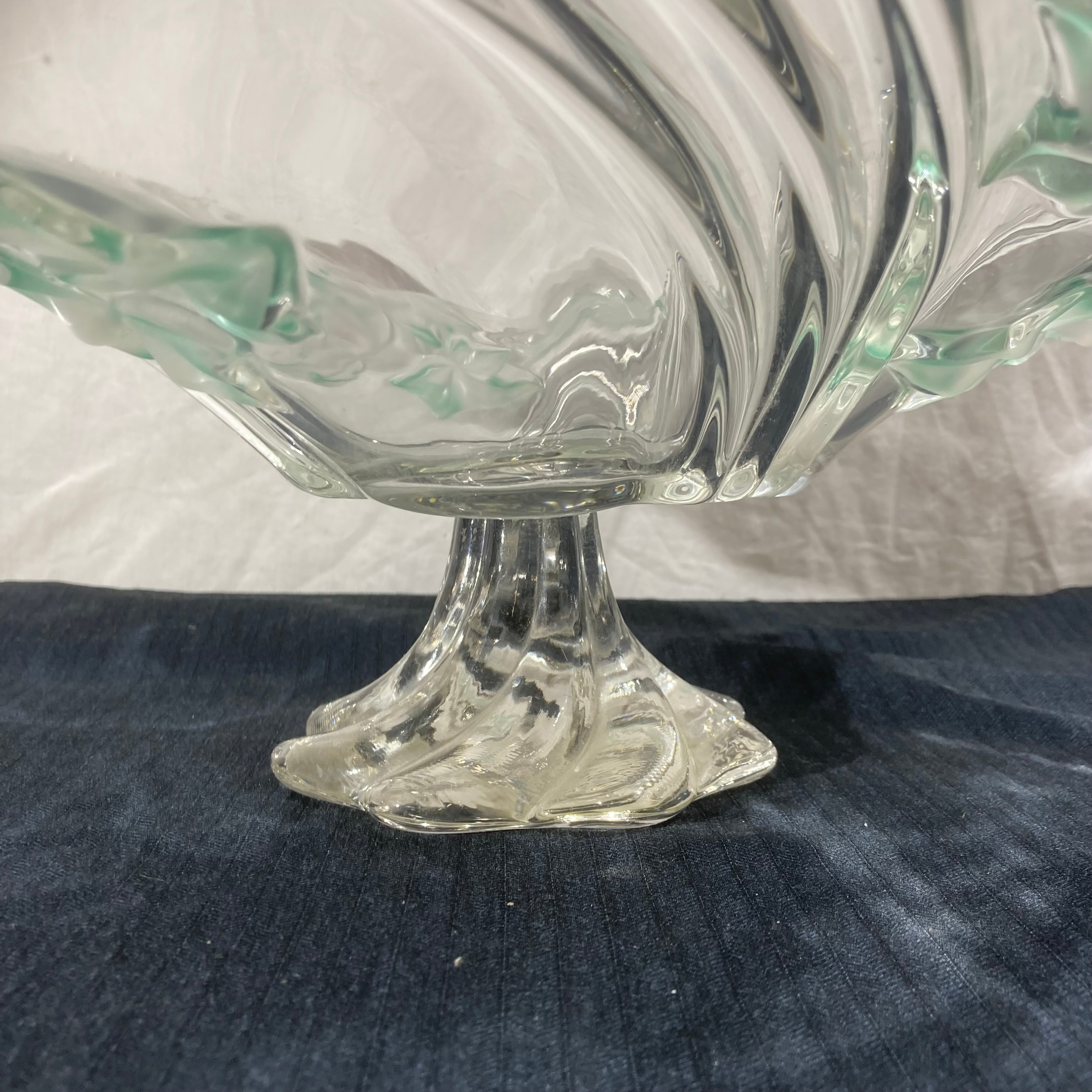 Voir photo 4 de Coupe sur piédestal vintage en verre moulé Année 60/70 Coupe sur piédestal vintage en verre moulé Année 60/70 reconditionné photo 4