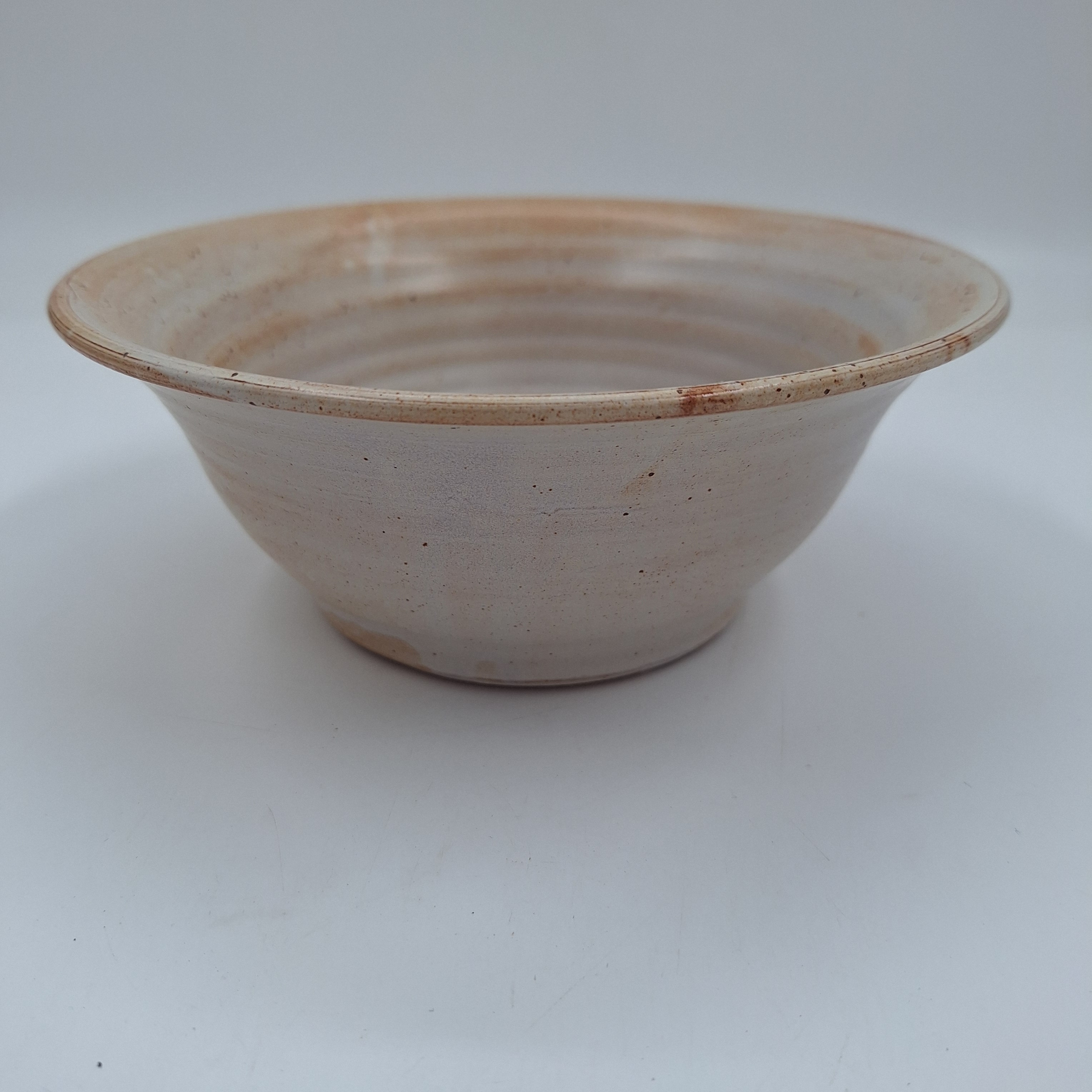 Voir photo 2 de Coupe / vide poche. Poterie en céramique. Décor floral marron et bleu sur fond crème. Estampillé dessous « VALLAURIS ». Coupe / vide poche. Poterie en céramique. Décor floral marron et bleu sur fond crème. Estampillé dessous « VALLAURIS ». reconditionné photo 2