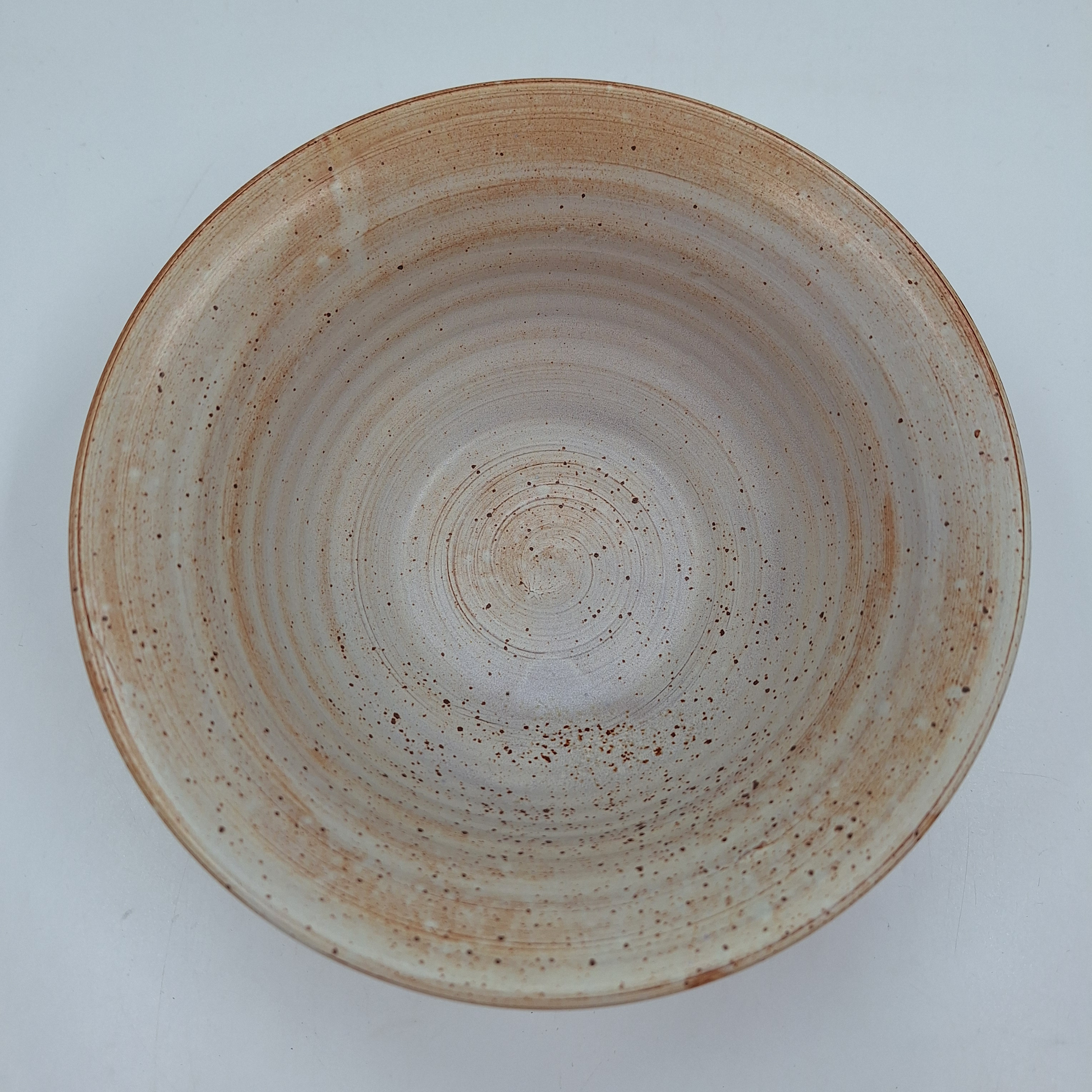 Voir photo 3 de Coupe / vide poche. Poterie en céramique. Décor floral marron et bleu sur fond crème. Estampillé dessous « VALLAURIS ». Coupe / vide poche. Poterie en céramique. Décor floral marron et bleu sur fond crème. Estampillé dessous « VALLAURIS ». reconditionné photo 3