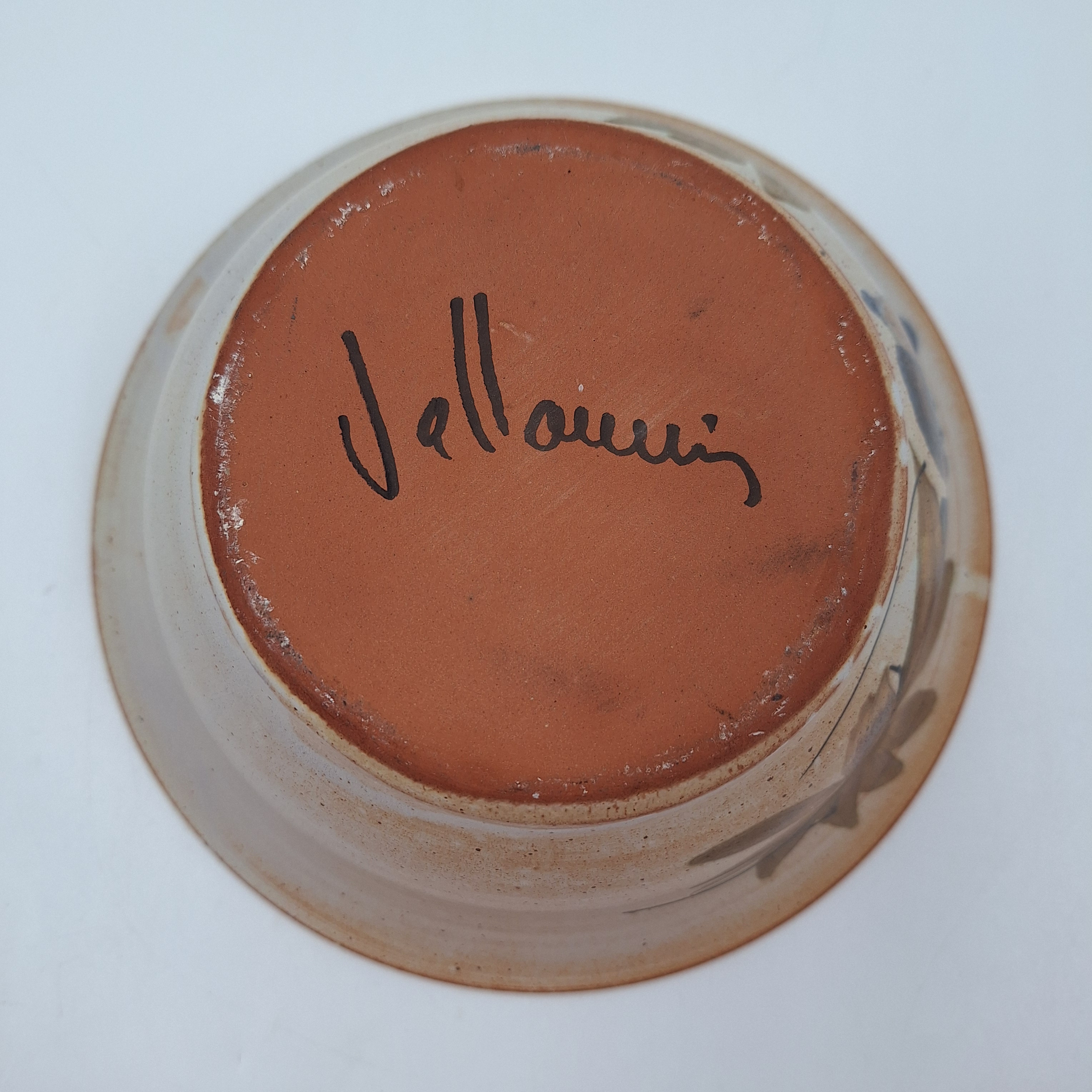 Voir photo 5 de Coupe / vide poche. Poterie en céramique. Décor floral marron et bleu sur fond crème. Estampillé dessous « VALLAURIS ». Coupe / vide poche. Poterie en céramique. Décor floral marron et bleu sur fond crème. Estampillé dessous « VALLAURIS ». reconditionné photo 5