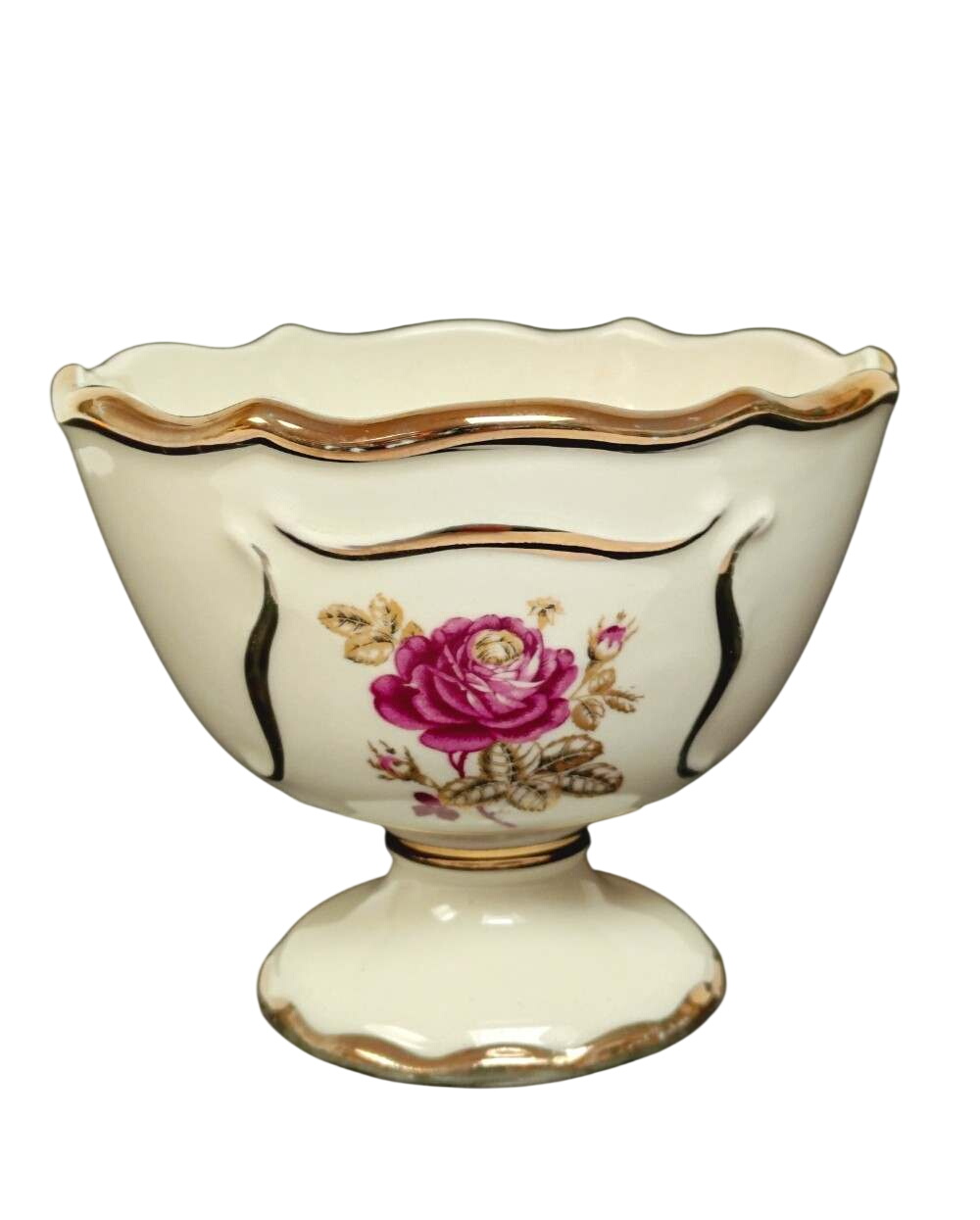 Coupelle modèle floral, etampillé Cerart Monaco, à liseré doré, comme neuve. Très bon état - 35,00 € Coupelle modèle floral, etampillé Cerart Monaco, à liseré doré, comme neuve. Très bon état reconditionné disponible sur Label Emmaüs