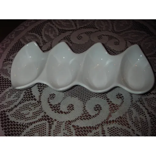 Coupelle Ovale 4 Compartiments Pour L'apéritif Ou Autre ,En Céramique ,Coloris Blanc ,Longueur 21 Cm ,Largeur 9 Cm ,Profondeur 4 Cm ,Largeur De Chaque Coupelle 5 Cm . Bon état reconditionné disponible sur Rakuten