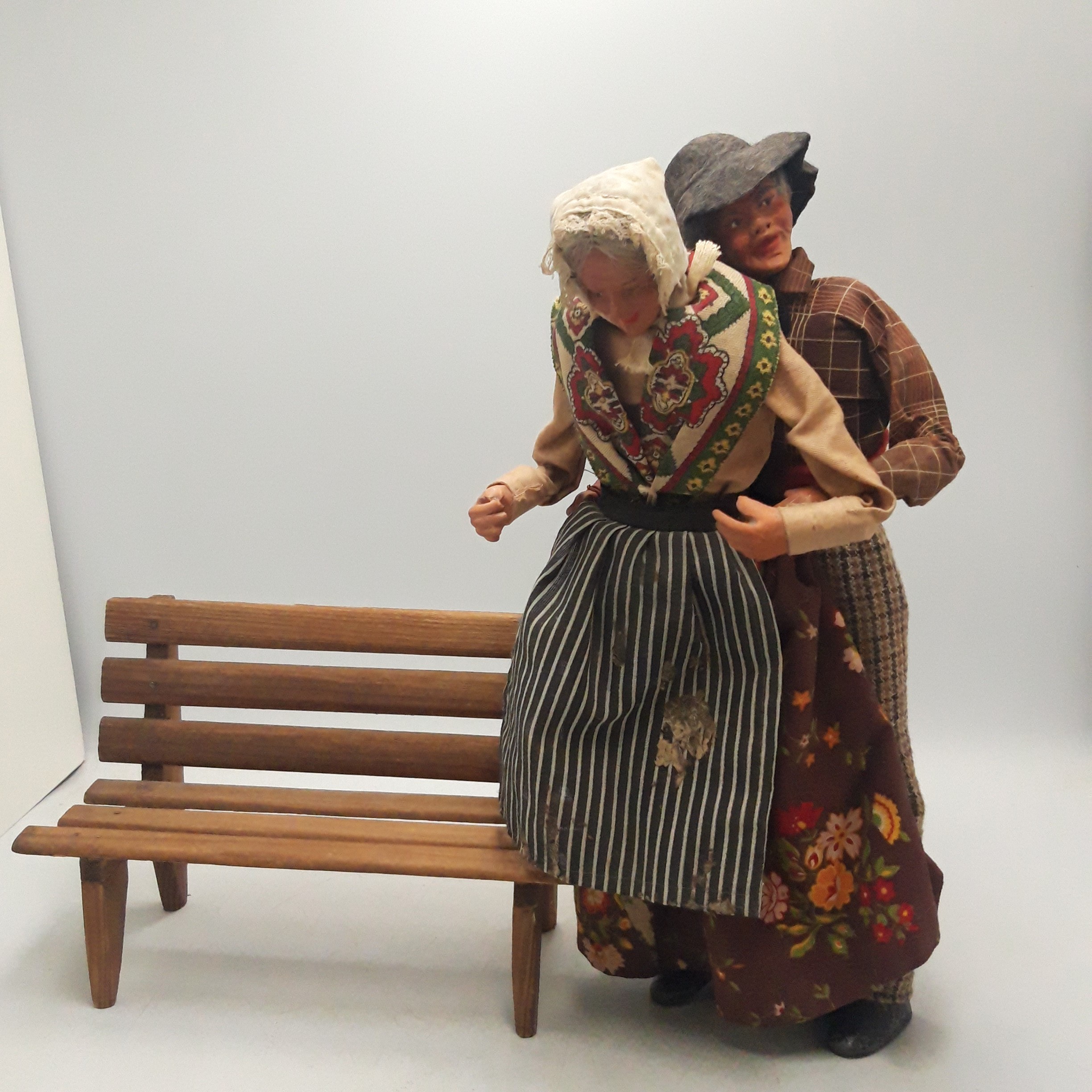 Voir photo 3 de Couple de santons sur un banc en bois Couple de santons sur un banc en bois Bon état reconditionné photo 3