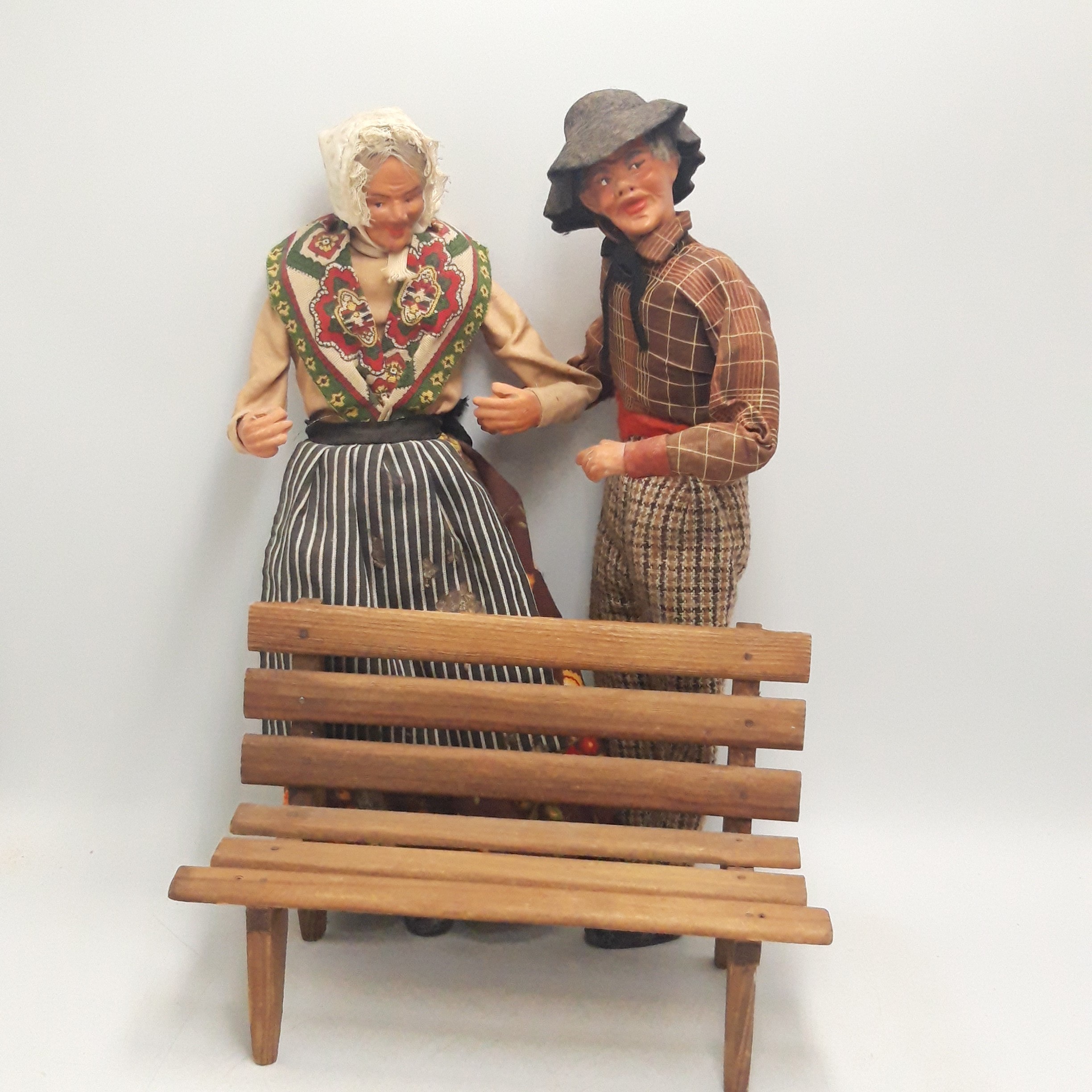 Voir photo 5 de Couple de santons sur un banc en bois Couple de santons sur un banc en bois Bon état reconditionné photo 5