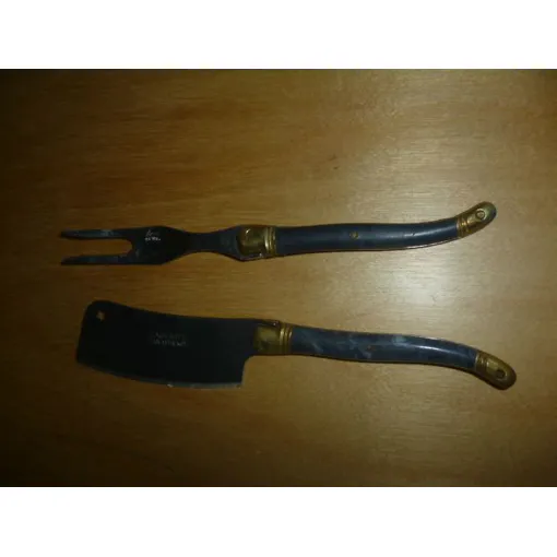 Couteau À Fromage + Fourchette À Servir Laguiole Bon état - 25,00 € Couteau À Fromage + Fourchette À Servir Laguiole Bon état reconditionné disponible sur Rakuten