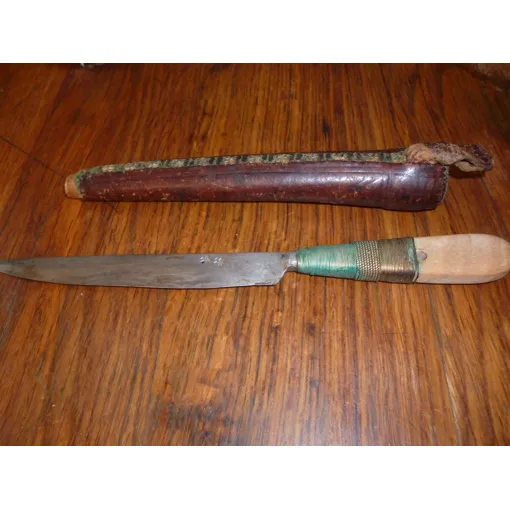 Couteau À Lame Acier(Deux Étoiles),Manche En Bois Renforcé Par Des Fils En Métal,Dans Son Fourreau En Cuir. Bon état - 15,40 € Couteau À Lame Acier(Deux Étoiles),Manche En Bois Renforcé Par Des Fils En Métal,Dans Son Fourreau En Cuir. Bon état reconditionné disponible sur Rakuten
