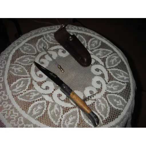 Couteau De Table ,De Poche ,Pliable De La Marque Laguiole ,Manche En Bois ,Doté D'un Tire Bouchon ,D'un Mini Fusil À Aiguiser ,D'un Étui En Cuir Véritable ,Longueur Fermé :12 Cm ,Ouvert 22 Cm . Bon état reconditionné disponible sur Rakuten