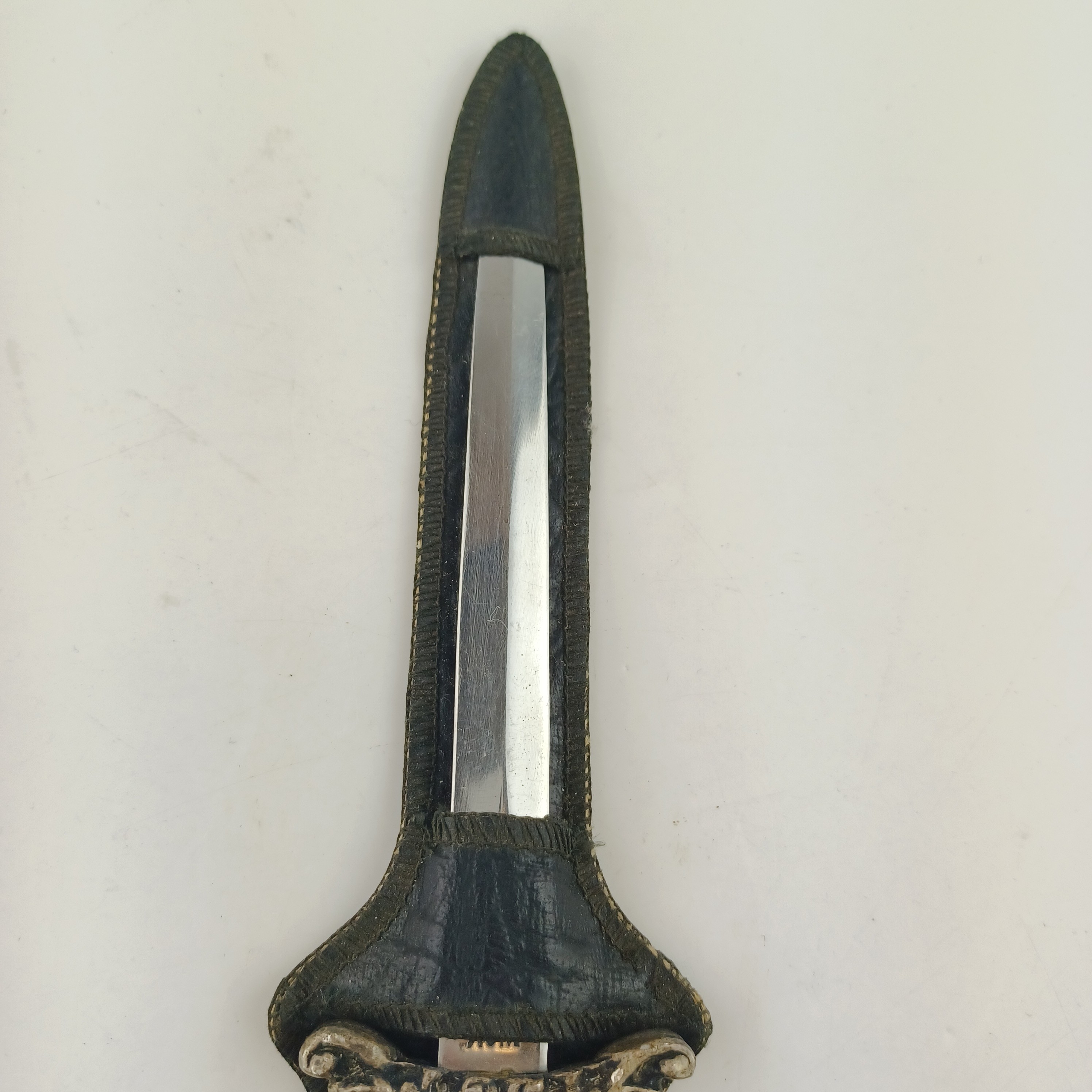 Voir photo 3 de Couteau ouvre-lettre avec lame en inox et manche sophistiqué, dans son fourreau en cuir d'origine Couteau ouvre-lettre avec lame en inox et manche sophistiqué, dans son fourreau en cuir d'origine Très bon état reconditionné photo 3