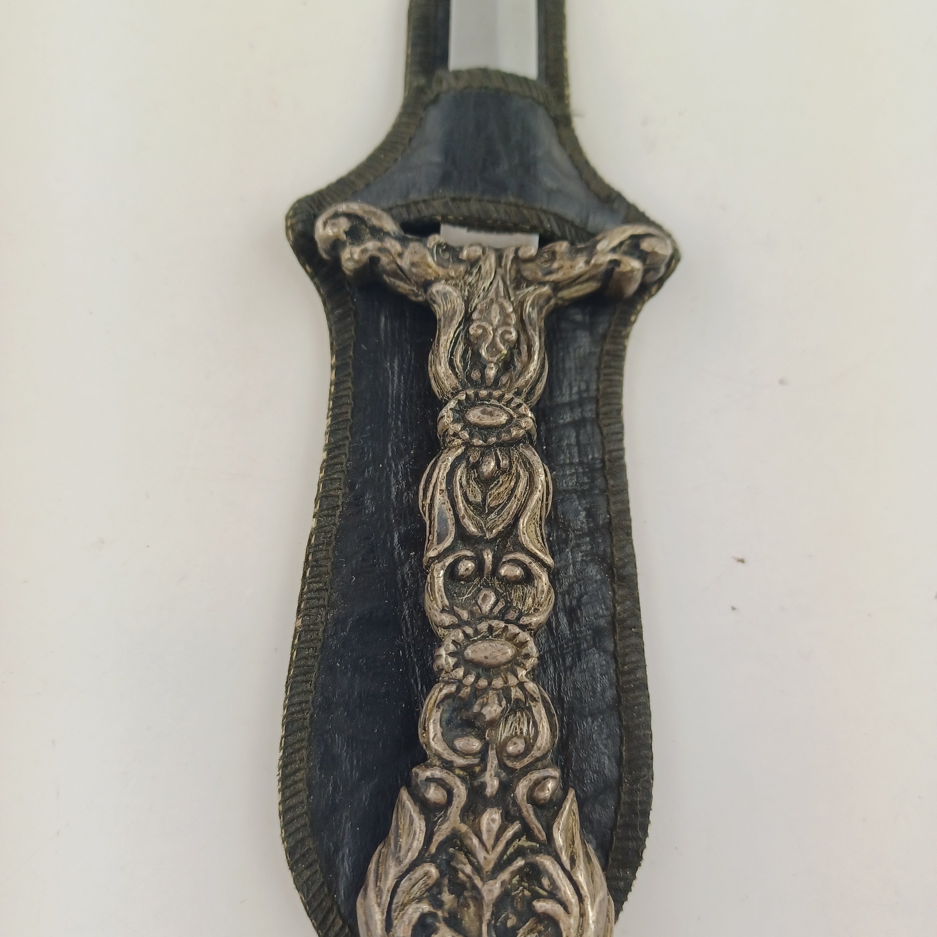 Voir photo 4 de Couteau ouvre-lettre avec lame en inox et manche sophistiqué, dans son fourreau en cuir d'origine Couteau ouvre-lettre avec lame en inox et manche sophistiqué, dans son fourreau en cuir d'origine Très bon état reconditionné photo 4