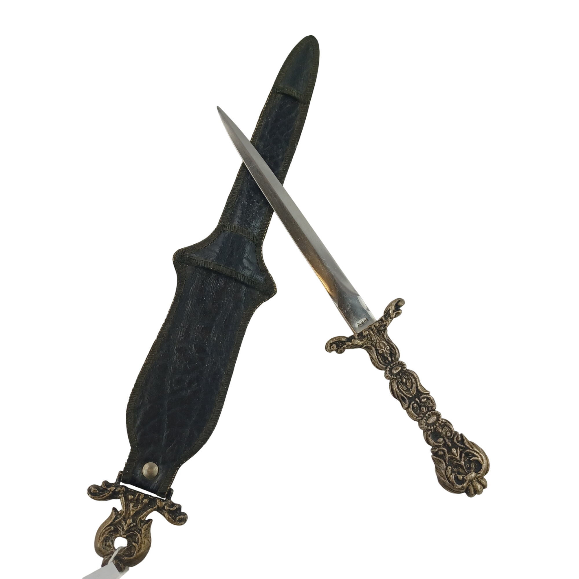Acheter Couteau ouvre-lettre avec lame en inox et manche sophistiqué, dans son fourreau en cuir d'origine Très bon état - 10,00 € Couteau ouvre-lettre avec lame en inox et manche sophistiqué, dans son fourreau en cuir d'origine Très bon état reconditionné disponible sur Label Emmaüs