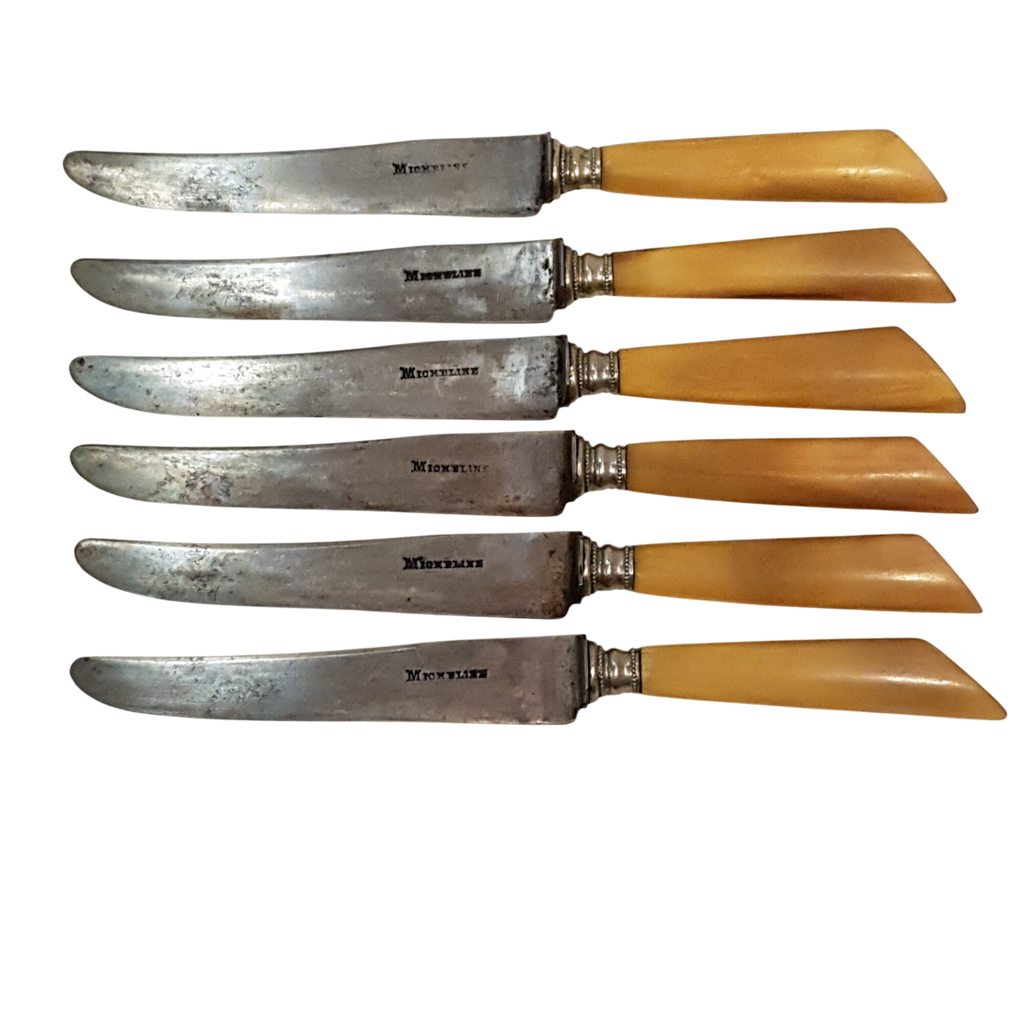 Acheter Couteaux vintage en acier et corne ou résine Bon état - 10,00 € Couteaux vintage en acier et corne ou résine Bon état reconditionné disponible sur Label Emmaüs