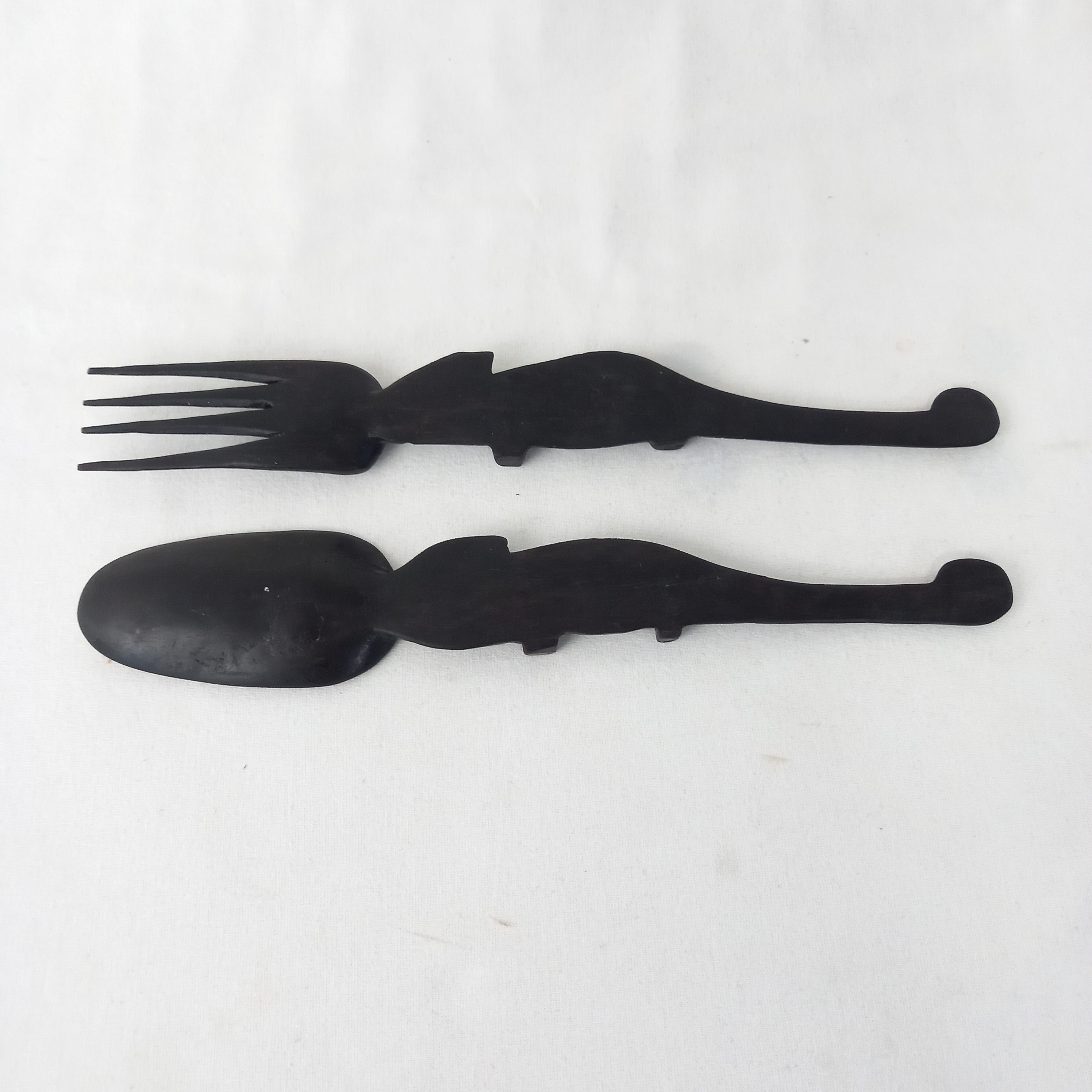 Voir photo 5 de Couverts à salade en bois noir, motif caméléon Couverts à salade en bois noir, motif caméléon Bon état reconditionné photo 5