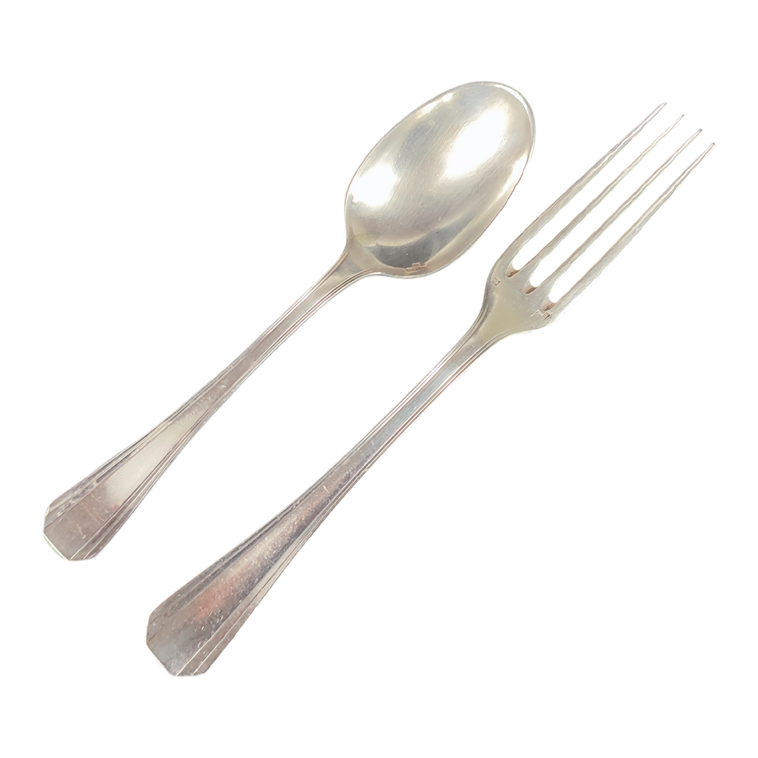 Couverts de table orfèvre Christofle style Art déco en métal argenté avec initiales CK Bon état - 10,00 € Couverts de table orfèvre Christofle style Art déco en métal argenté avec initiales CK Bon état reconditionné disponible sur Label Emmaüs