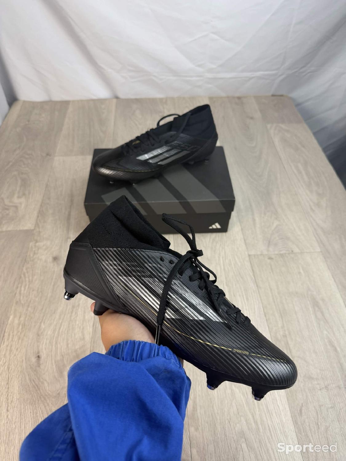 Crampons Adidas F50 League Mid SG noir doré en taille 44 Parfait état reconditionné disponible sur Sporteed