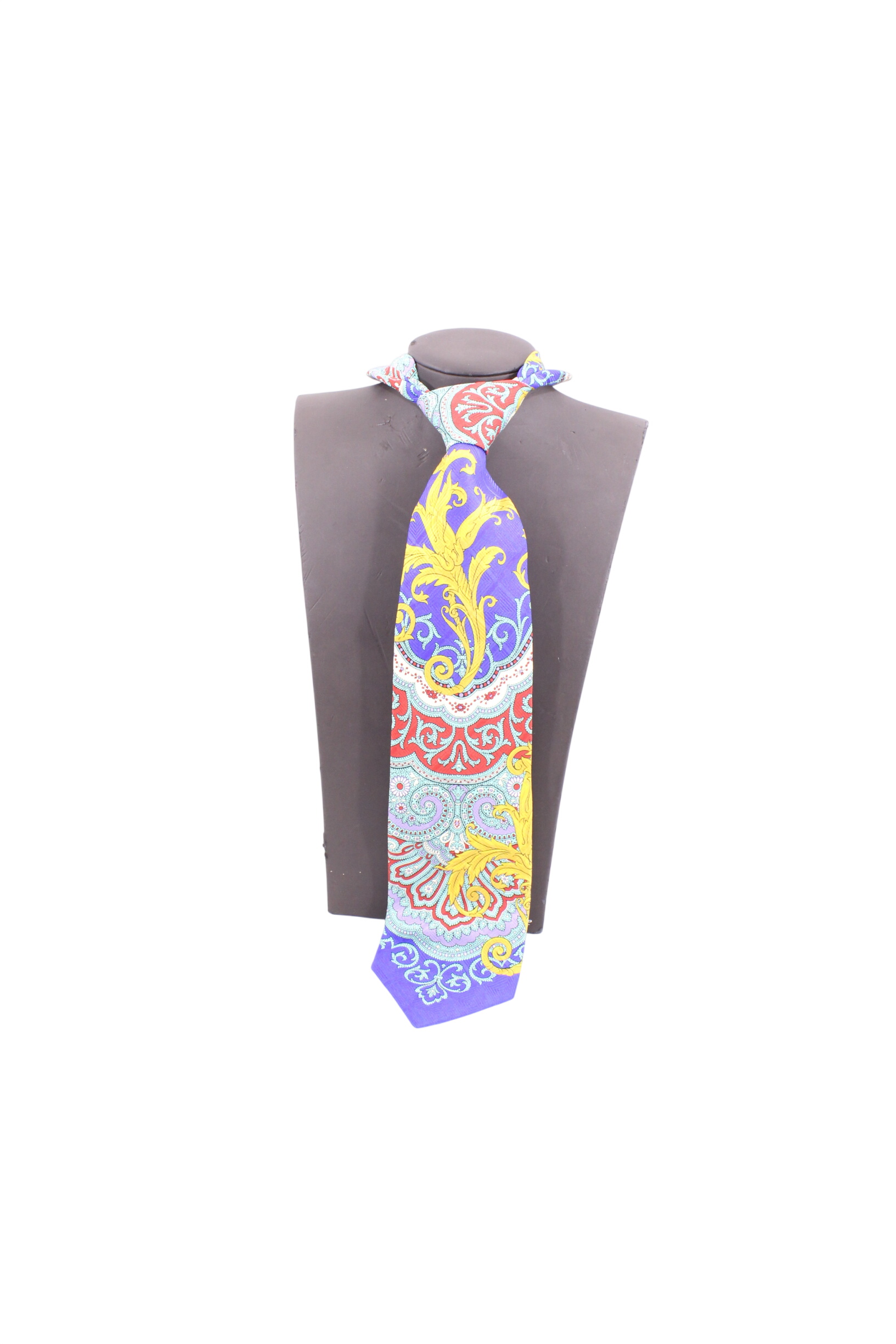 Cravate colorée vintage / 100% soie - Signée Gianni Versace Très bon état - 75,00 € Cravate colorée vintage / 100% soie - Signée Gianni Versace Très bon état reconditionné disponible sur Label Emmaüs