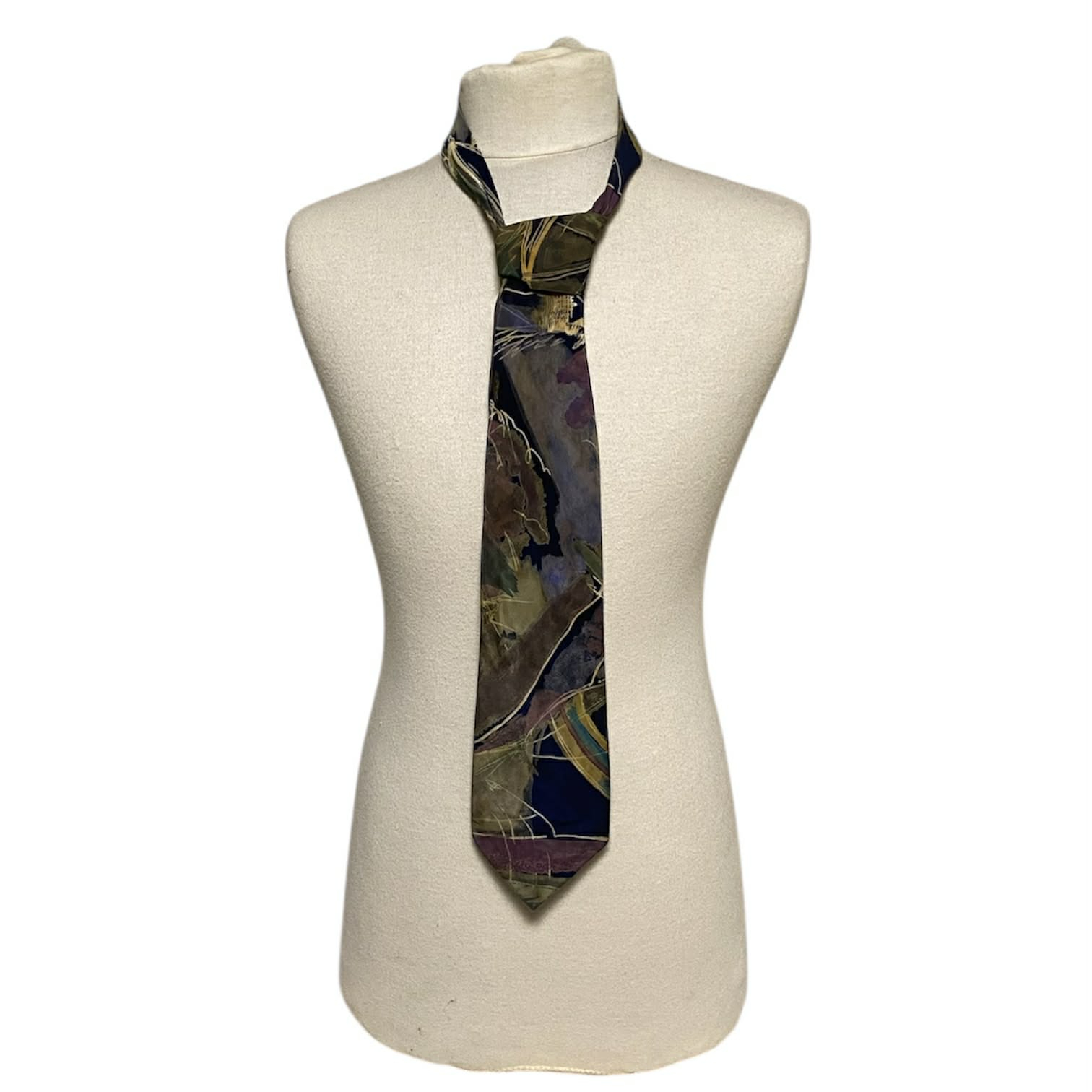 Cravate Homme en Soie - CHRISTIAN DIOR Très bon état - 20,00 € Cravate Homme en Soie - CHRISTIAN DIOR Très bon état reconditionné disponible sur Label Emmaüs