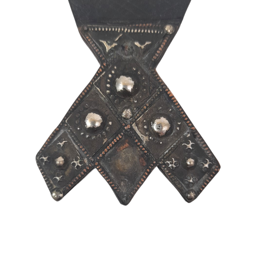 Voir photo 2 de Croix d'Agadez / Pendentif Touareg en Cuir et Métal Ciselé Croix d'Agadez / Pendentif Touareg en Cuir et Métal Ciselé Bon état reconditionné photo 2