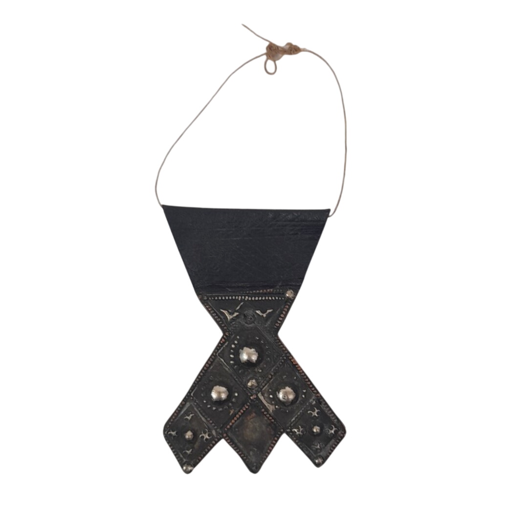 Croix d'Agadez / Pendentif Touareg en Cuir et Métal Ciselé Bon état - 25,00 € Croix d'Agadez / Pendentif Touareg en Cuir et Métal Ciselé Bon état reconditionné disponible sur Label Emmaüs