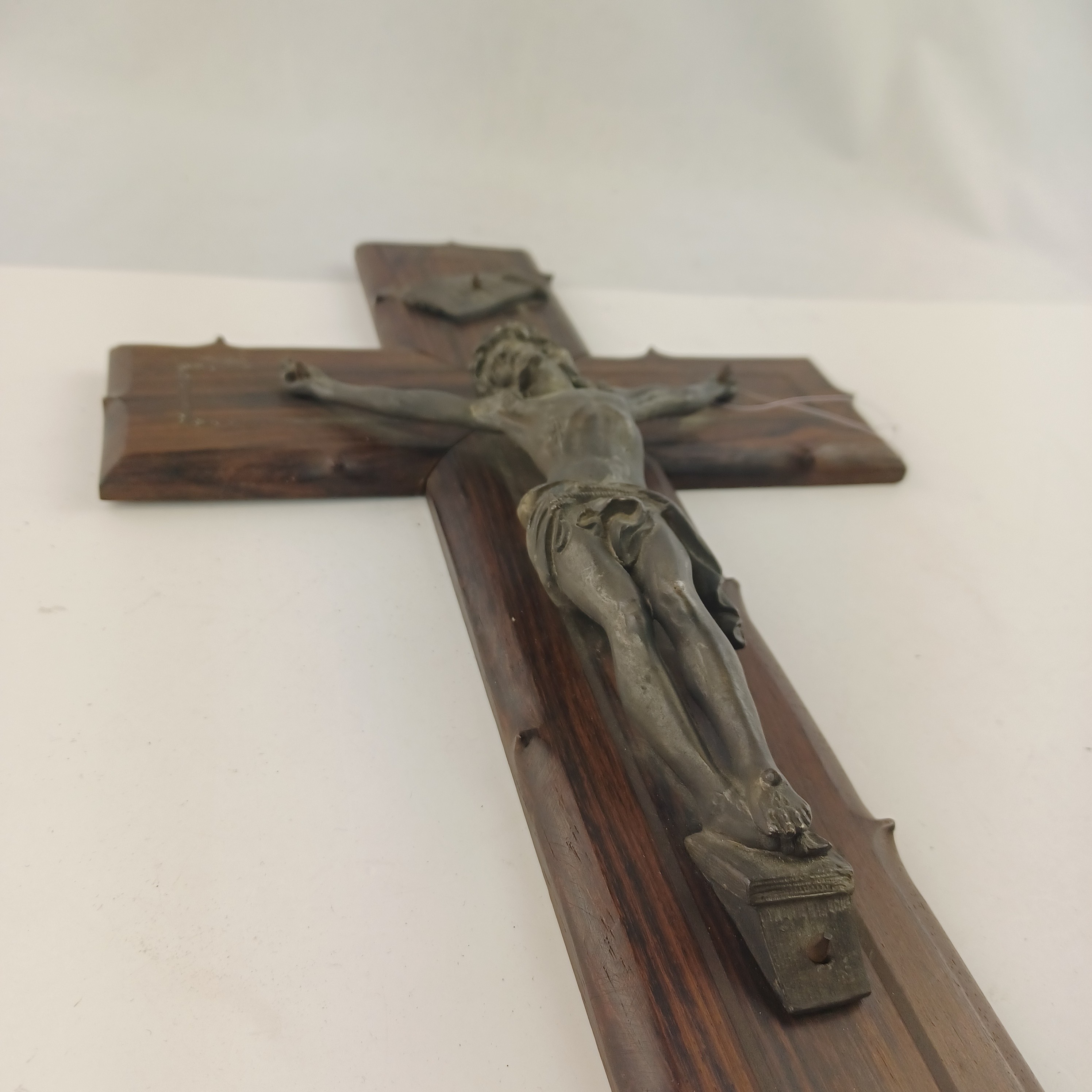 Voir photo 3 de Croix de Jesus, crucifix en chêne de 42cm Croix de Jesus, crucifix en chêne de 42cm Très bon état reconditionné photo 3