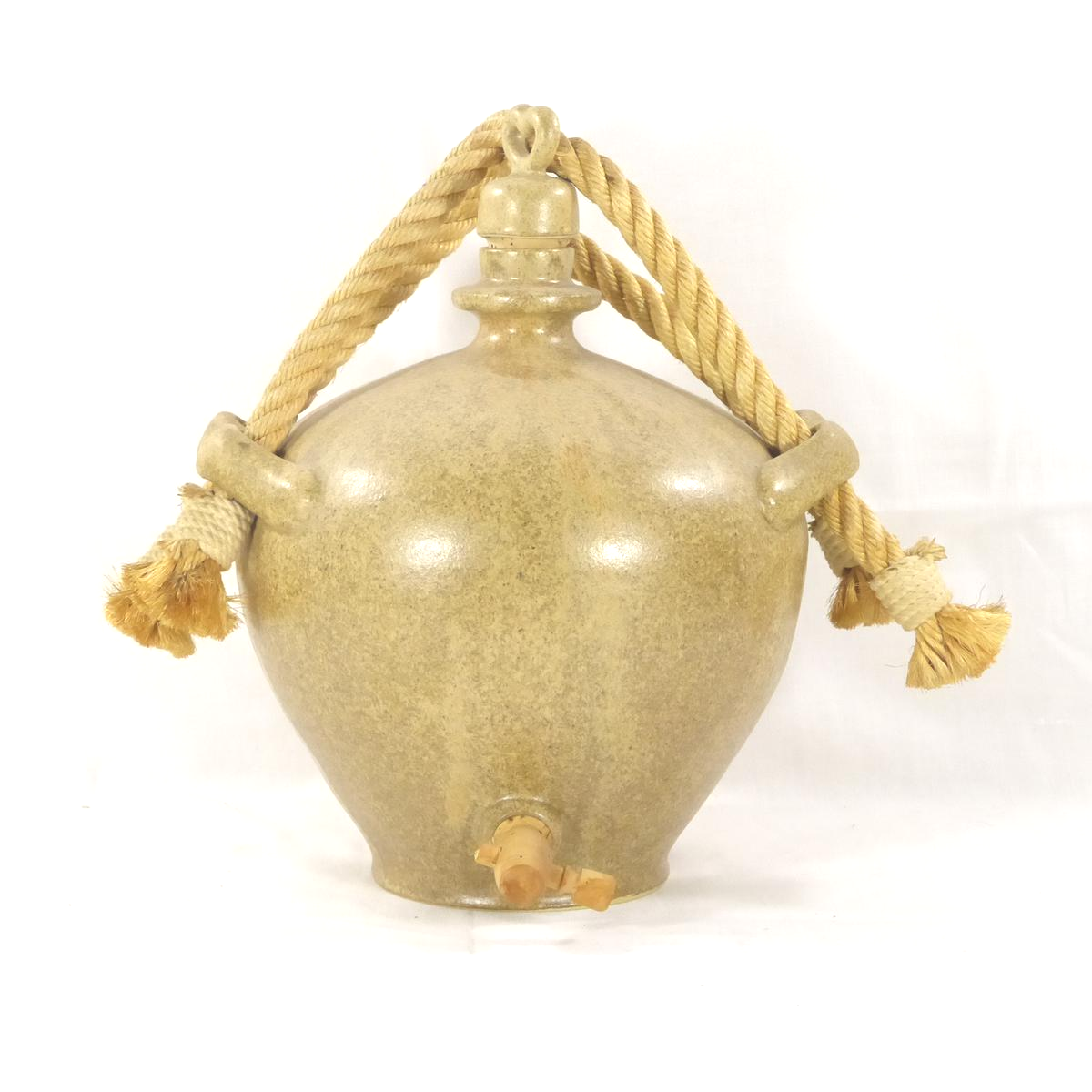 Acheter Cruche à eau en céramique / Deux anses - Keraldi Bon état - 10,00 € Cruche à eau en céramique / Deux anses - Keraldi Bon état reconditionné disponible sur Label Emmaüs