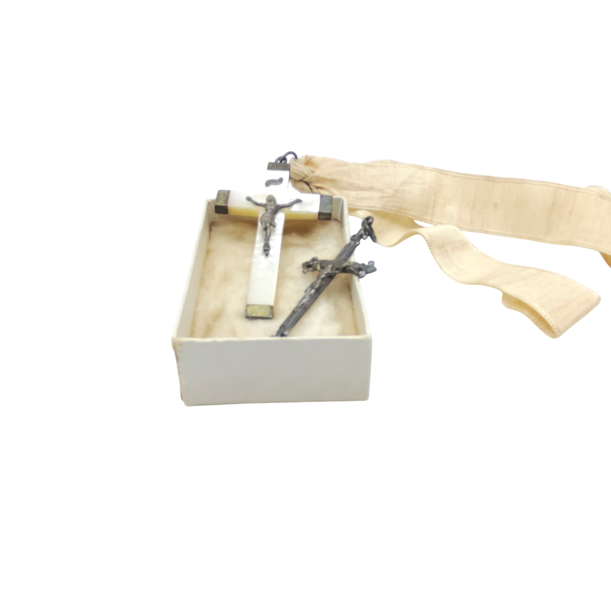 Crucifix métal argenté et nacre et un métal argenté Bon état - 15,00 € Crucifix métal argenté et nacre et un métal argenté Bon état reconditionné disponible sur Label Emmaüs