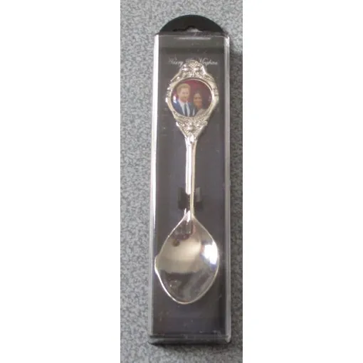 Cuillère De Collection (Tea Spoon) Commémoratif Des Fiançailles Et Du Mariage Du Prince Harry De Galles Et Meghan Markle- Métal Argenté-1 Face Avec Portrait/1 Face Unie-Sous Coffret Plastique Rigide occasion reconditionné disponible sur Rakuten