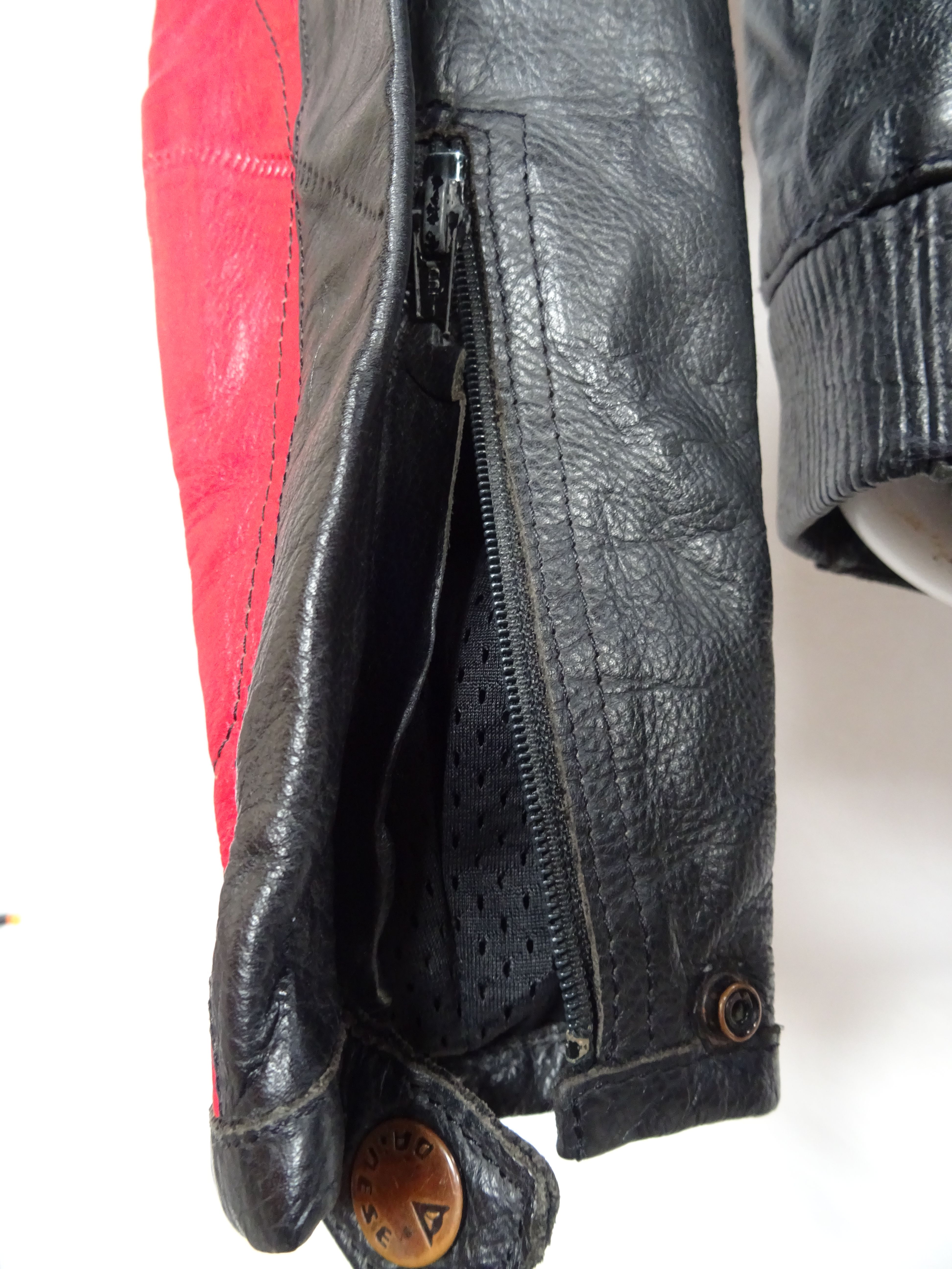 Voir photo 10 de Cuir moto homme "Dainese" taille 50 Cuir moto homme "Dainese" taille 50 État correct reconditionné photo 10