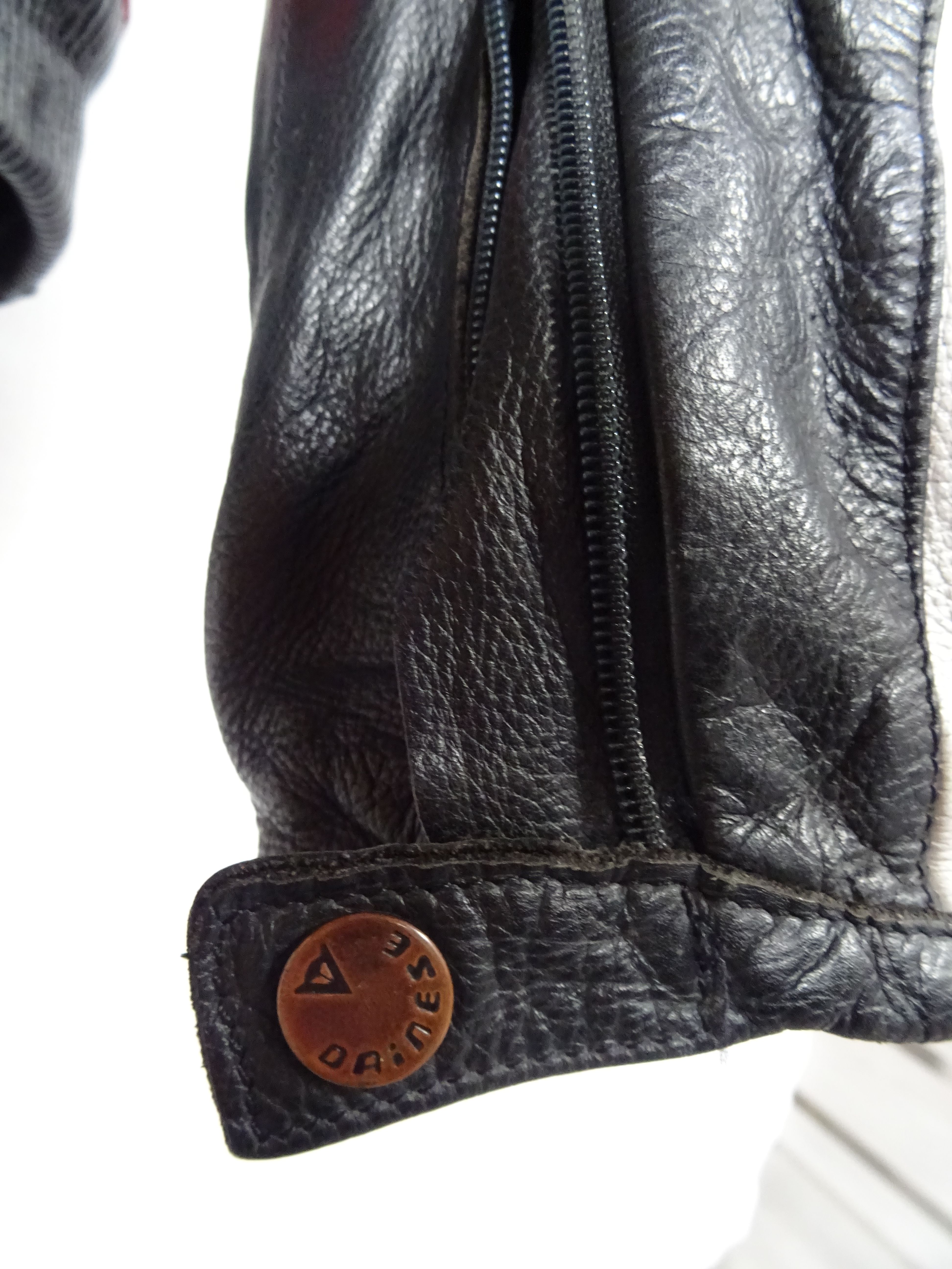 Voir photo 11 de Cuir moto homme "Dainese" taille 50 Cuir moto homme "Dainese" taille 50 État correct reconditionné photo 11