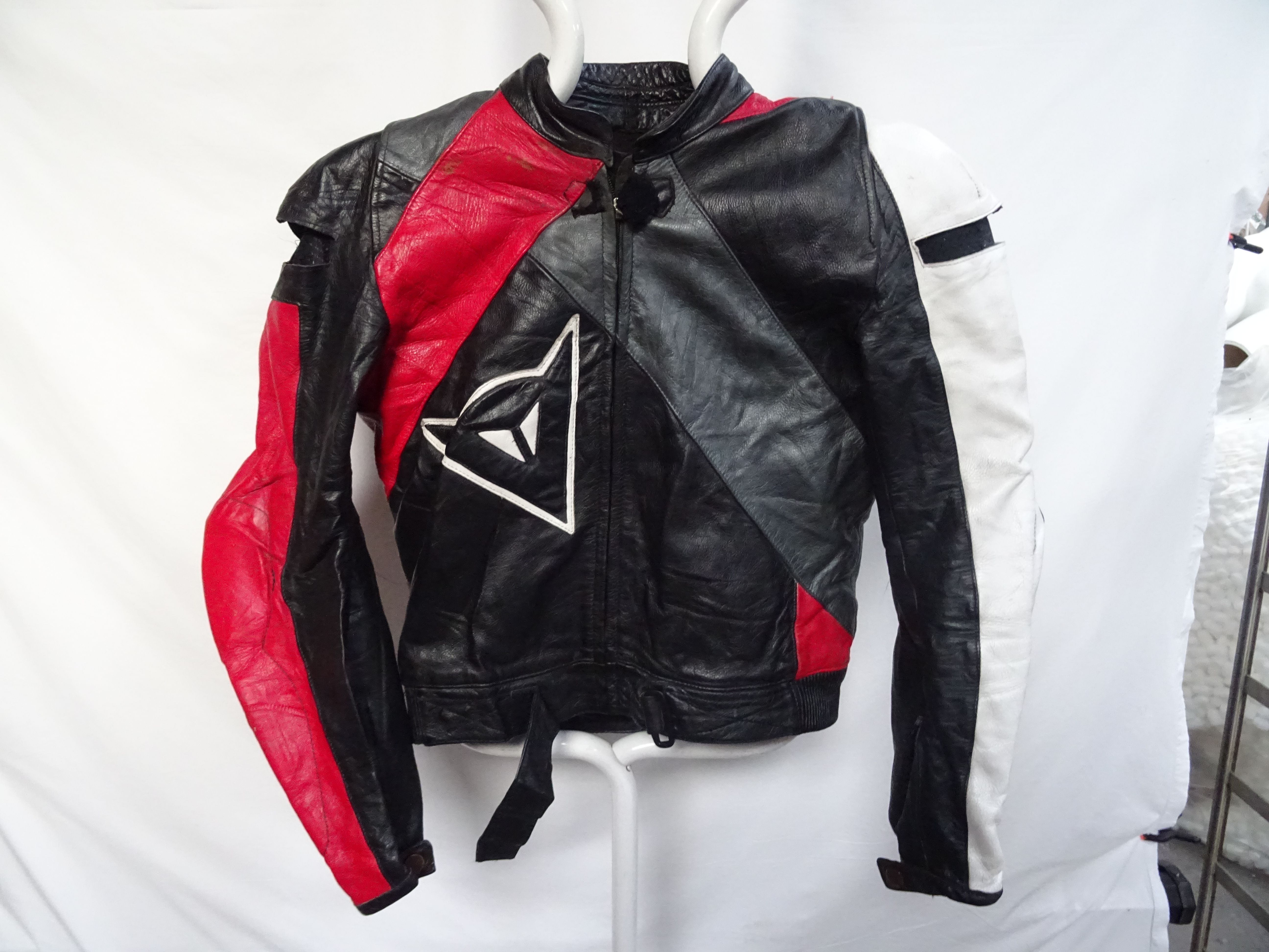 Voir photo 4 de Cuir moto homme "Dainese" taille 50 Cuir moto homme "Dainese" taille 50 État correct reconditionné photo 4