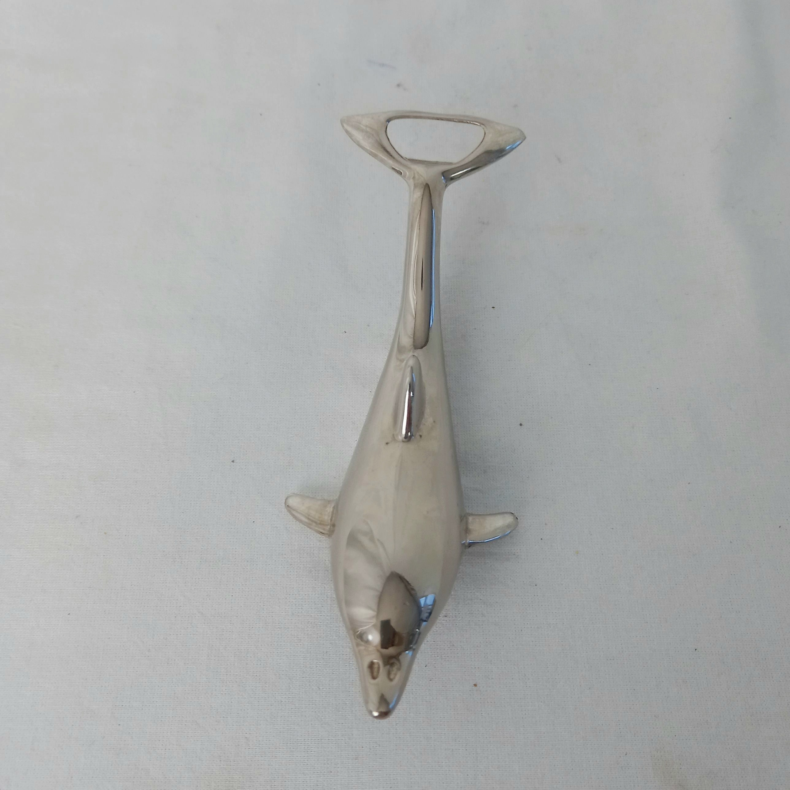 Voir photo 2 de Décapsuleur forme de dauphin argenté Décapsuleur forme de dauphin argenté Bon état reconditionné photo 2