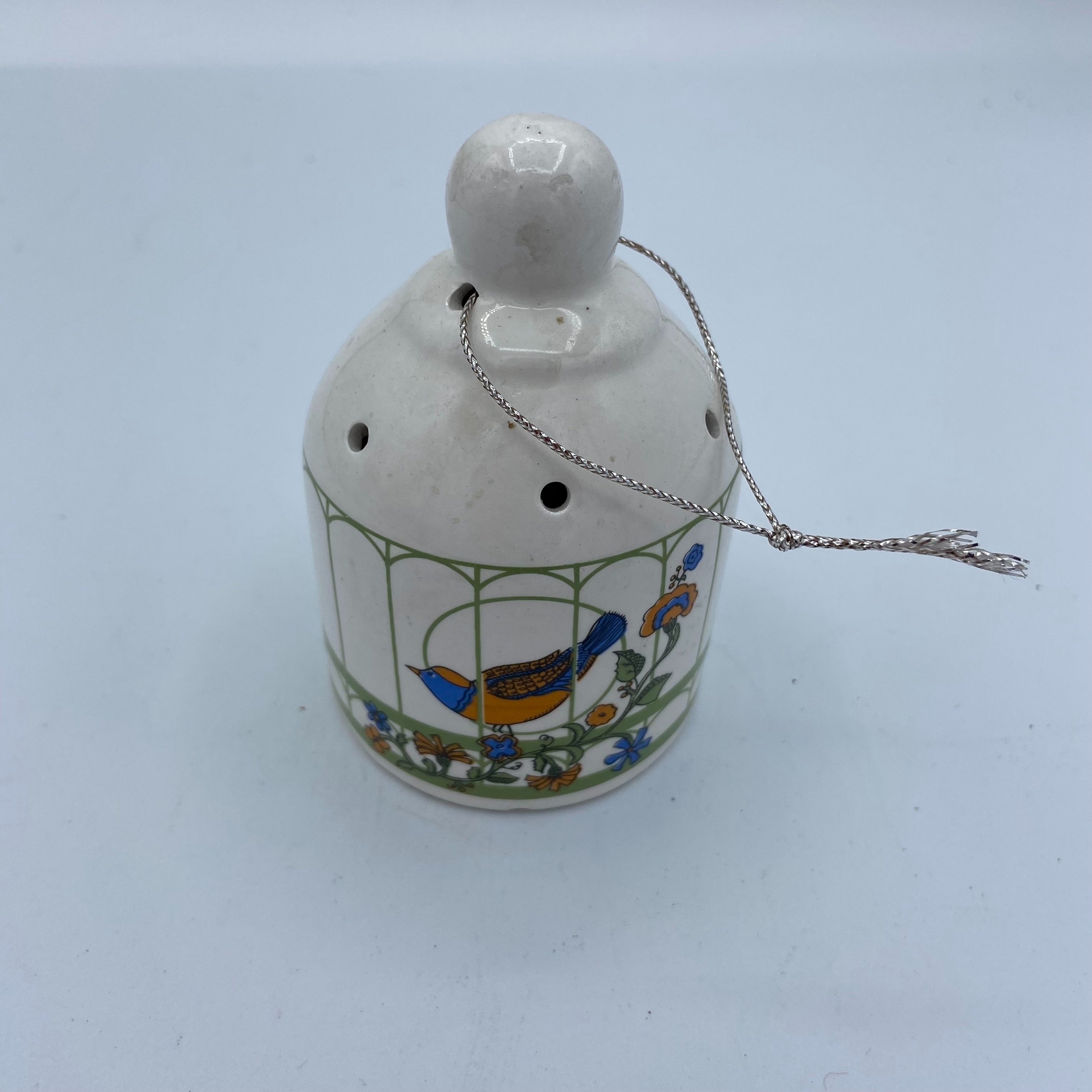 Acheter Décoration suspension parfumé - Oiseau coloré - Porcelaine Bon état - 14,40 € Décoration suspension parfumé - Oiseau coloré - Porcelaine Bon état reconditionné disponible sur Label Emmaüs
