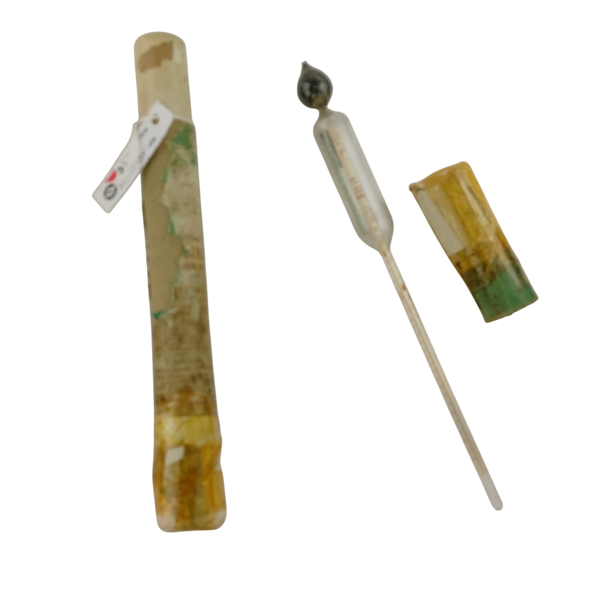 Densimètre ancien Dujardin-Salleron (modèle 332/0) en verre, utilisé pour mesurer la densité du moût de cidre (1000–1100 g/mL) et estimer le degré d’alcool après fermentation, avec son tube d’origine et étiquette d’époque conservée. Très bon état - 10,00 € Densimètre ancien Dujardin-Salleron (modèle 332/0) en verre, utilisé pour mesurer la densité du moût de cidre (1000–1100 g/mL) et estimer le degré d’alcool après fermentation, avec son tube d’origine et étiquette d’époque conservée. Très bon état reconditionné disponible sur Label Emmaüs