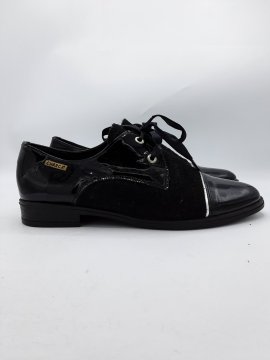Acheter Derbies CHARCA noires de seconde main - 25,00 € Derbies CHARCA noires de seconde main N/A reconditionné disponible sur Claquettes Market