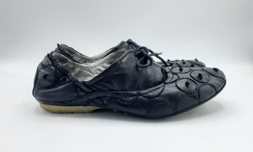 Derbies en cuir noir de seconde main - 10,00 € Derbies en cuir noir de seconde main Pataugas reconditionné disponible sur Claquettes Market