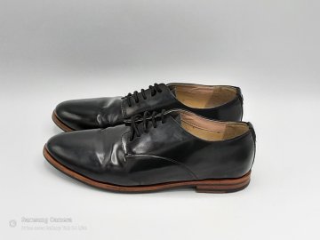 Derbies noir dessus cuir MONOPRIX T38 de seconde main - 20,00 € Derbies noir dessus cuir MONOPRIX T38 de seconde main reconditionné disponible sur Claquettes Market