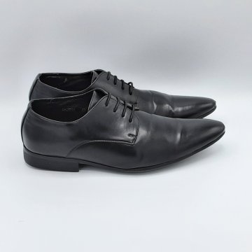 Derby noir de seconde main - 13,00 € Derby noir de seconde main reconditionné disponible sur Claquettes Market