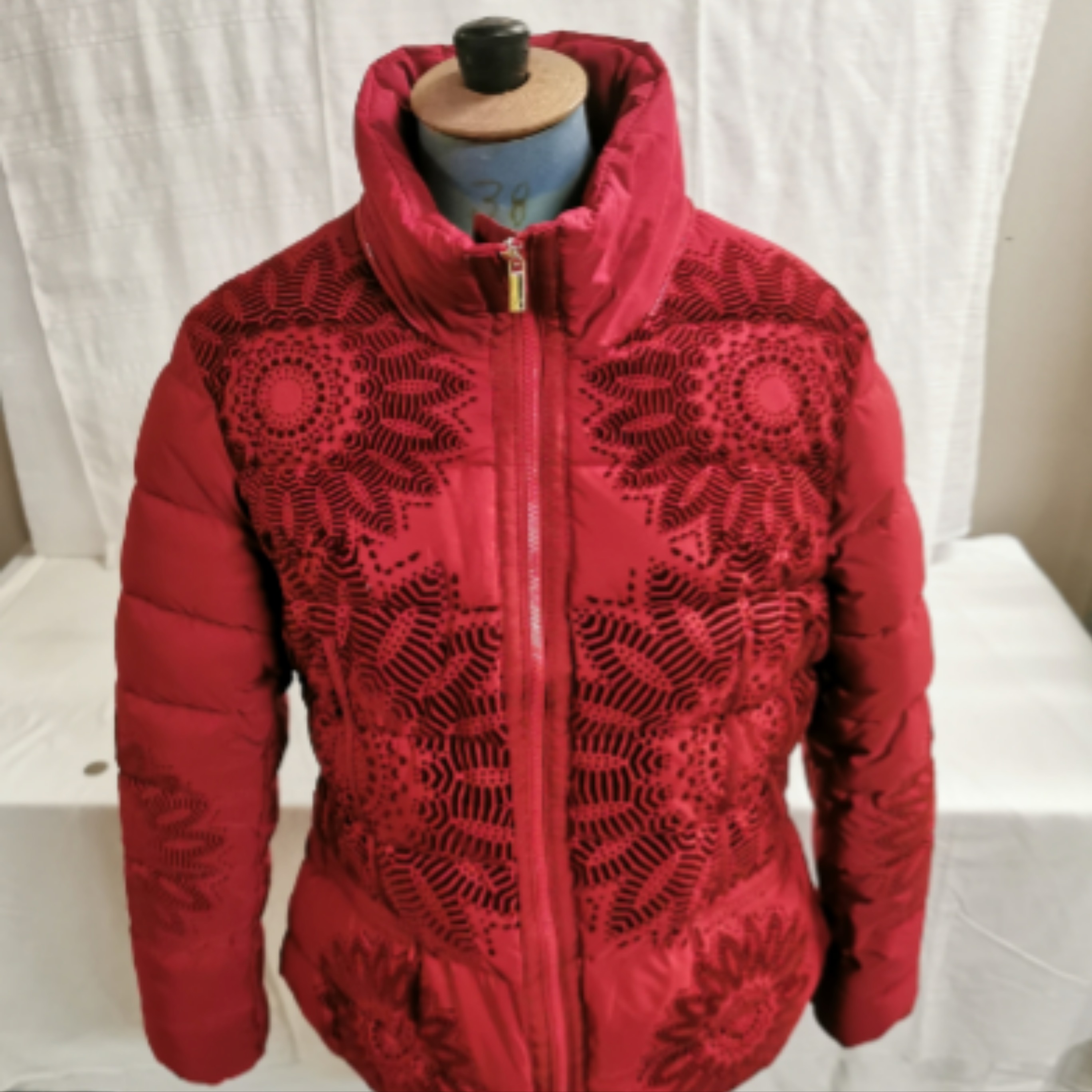 Voir photo 2 de Desigual doudoune rouge . Veste rouge Femme . Desigual doudoune rouge . Veste rouge Femme . Bon état reconditionné photo 2