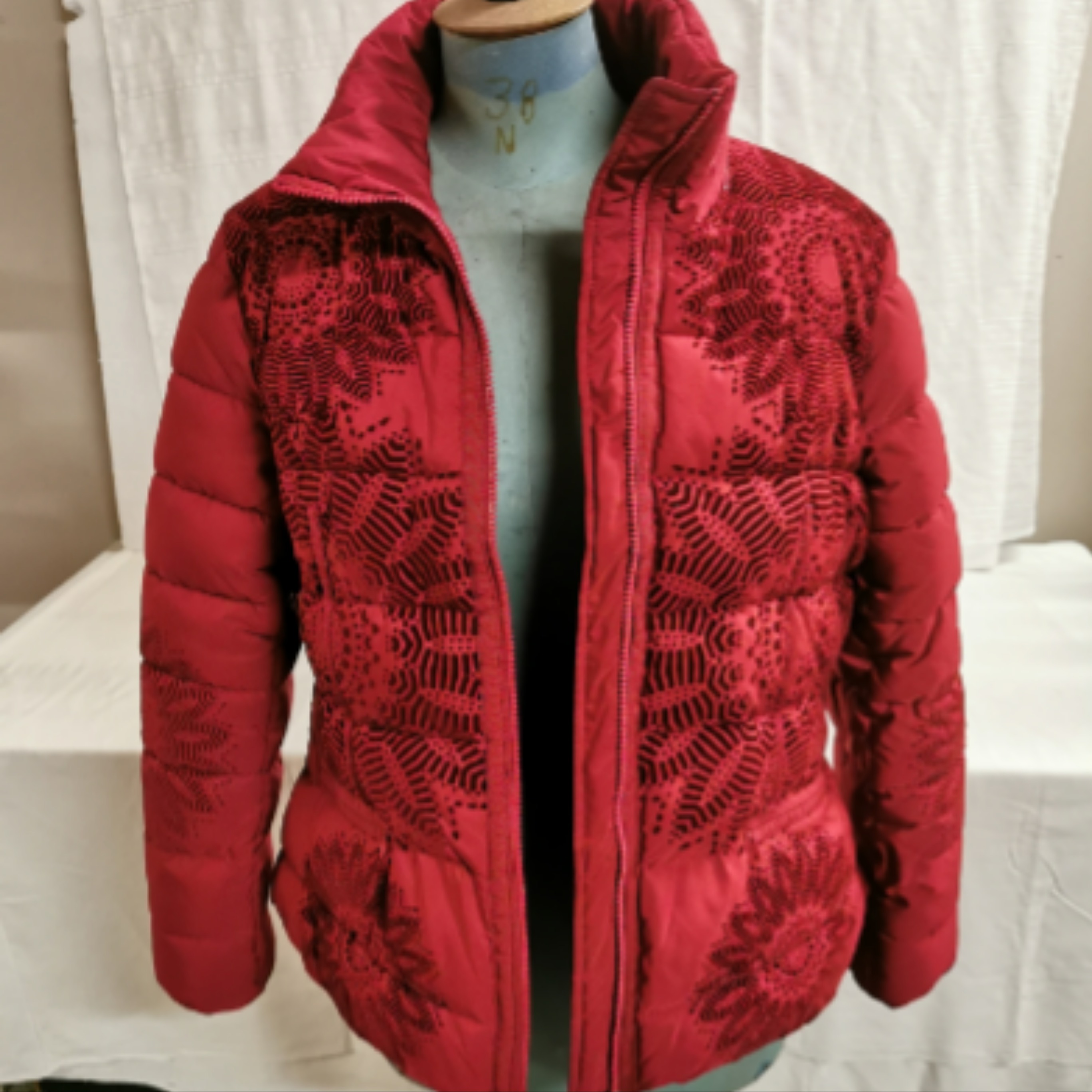 Voir photo 3 de Desigual doudoune rouge . Veste rouge Femme . Desigual doudoune rouge . Veste rouge Femme . Bon état reconditionné photo 3