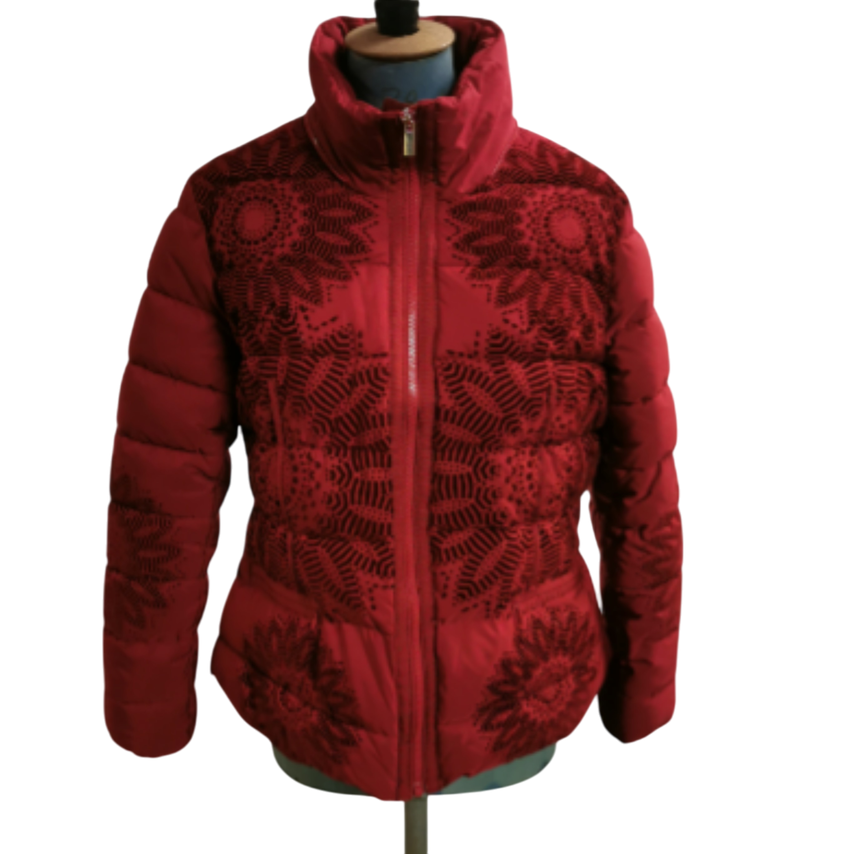 Acheter Desigual doudoune rouge . Veste rouge Femme . Bon état - 40,00 € Desigual doudoune rouge . Veste rouge Femme . Bon état reconditionné disponible sur Label Emmaüs