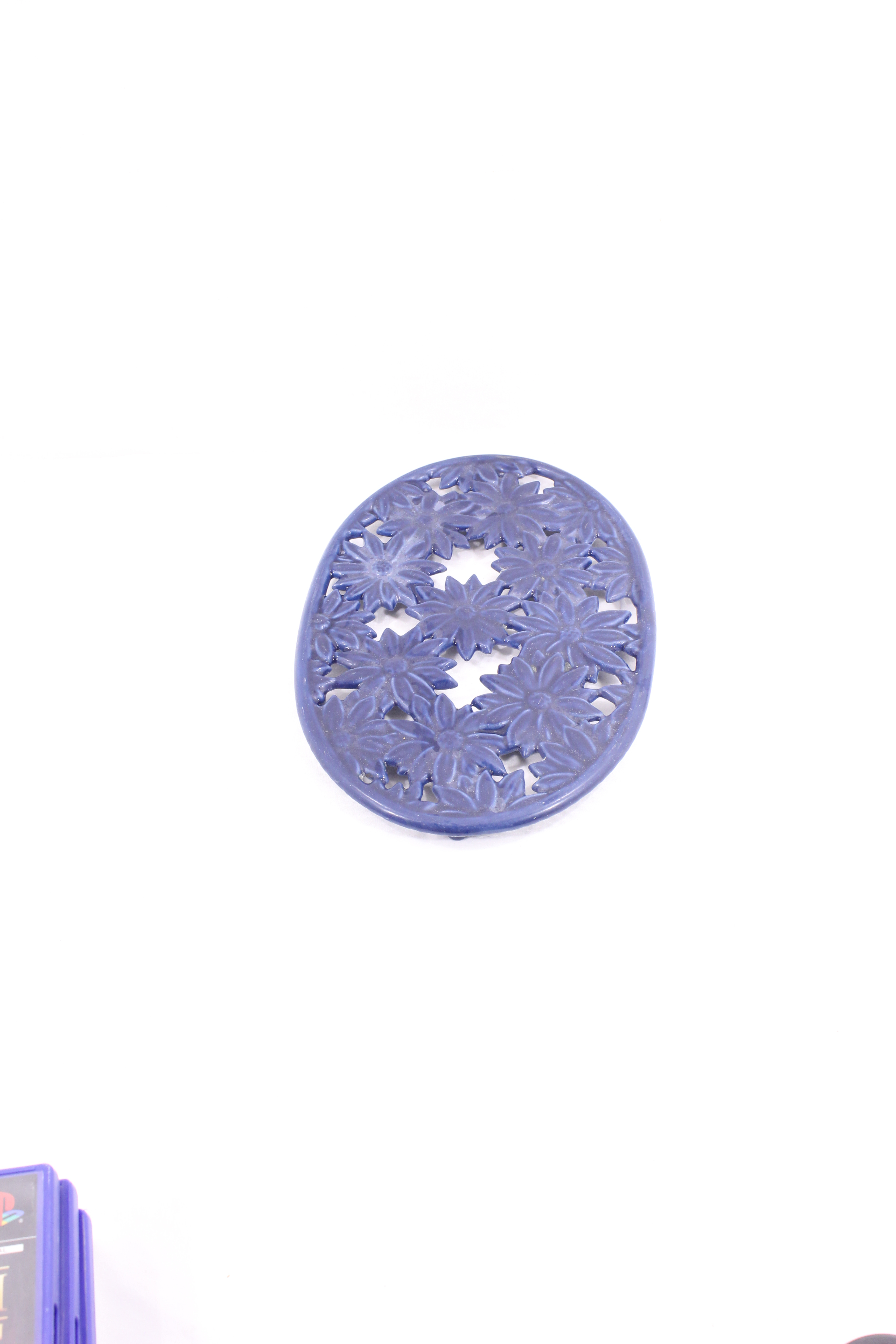 Voir photo 2 de Dessous de plat en fonte émaillée / Motif Floral - Invicta Dessous de plat en fonte émaillée / Motif Floral - Invicta Bon état reconditionné photo 2