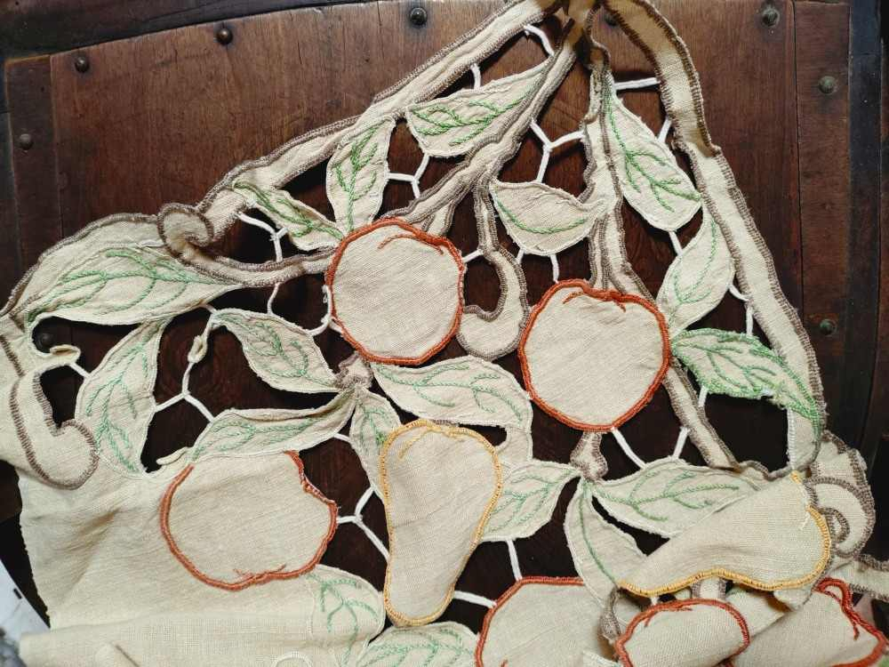 Voir photo 4 de Dessus de cheminée brodée fait main en lin. Modèle fruits. Vintage. Comme neuf. Dessus de cheminée brodée fait main en lin. Modèle fruits. Vintage. Comme neuf. reconditionné photo 4