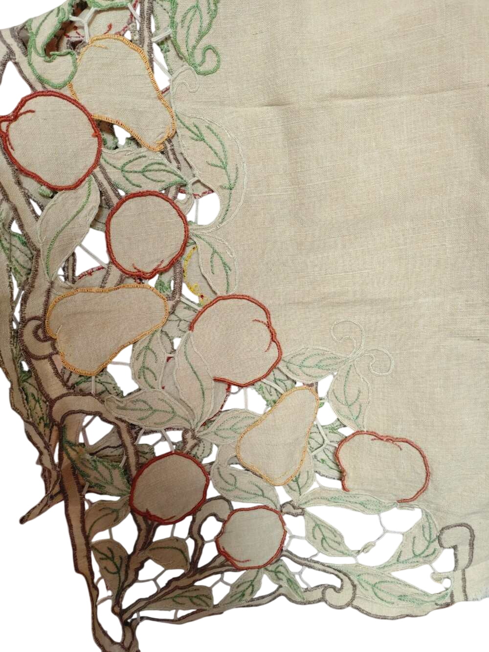 Dessus de cheminée brodée fait main en lin. Modèle fruits. Vintage. Comme neuf. - 80,00 € Dessus de cheminée brodée fait main en lin. Modèle fruits. Vintage. Comme neuf. reconditionné disponible sur Label Emmaüs