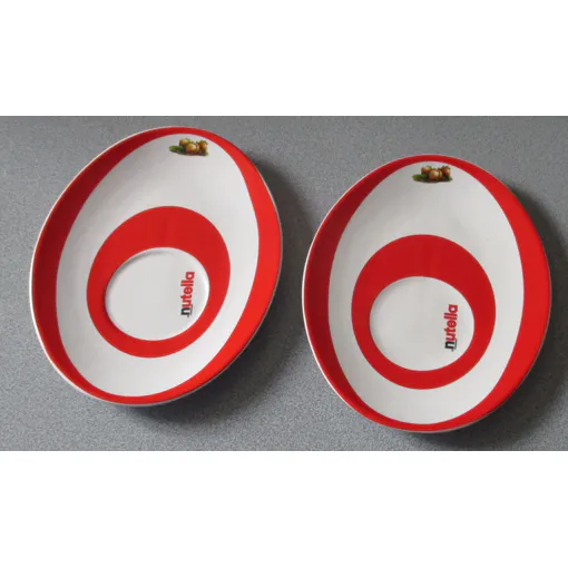 Deux Assiettes Originales Nutella Ferrero Pour Poser Les Tartines Et Le Pot De Nutella Sur L'emplacement Prévu - Céramique Blanche Et Rouge - Forme Ovale - Largeur 19.5cm Longueur 25cm Bon état reconditionné disponible sur Rakuten