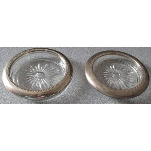 Deux Coupelles Anciennes En Verre Aux Fonds Travaillés En Forme De Marguerite Avec Bords Recouverts D'une Large Bordure De Métal Argenté Qualité Vb Silver Plate-Fabriquées En Italie-Diamètre Ext.10cm Bon état reconditionné disponible sur Rakuten