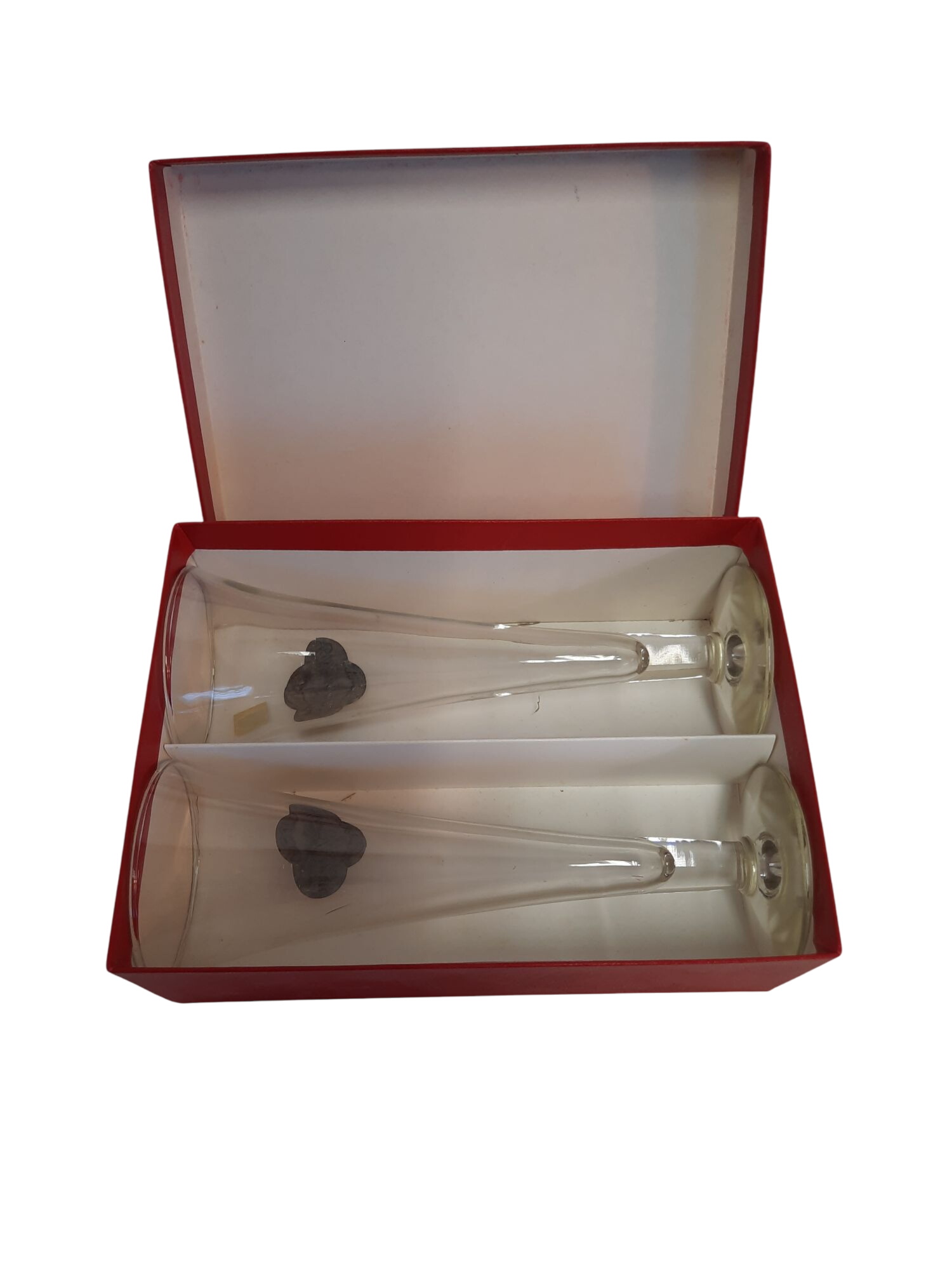 Deux coupes à champagne avec médaillon en étain État correct - 14,00 € Deux coupes à champagne avec médaillon en étain État correct reconditionné disponible sur Label Emmaüs